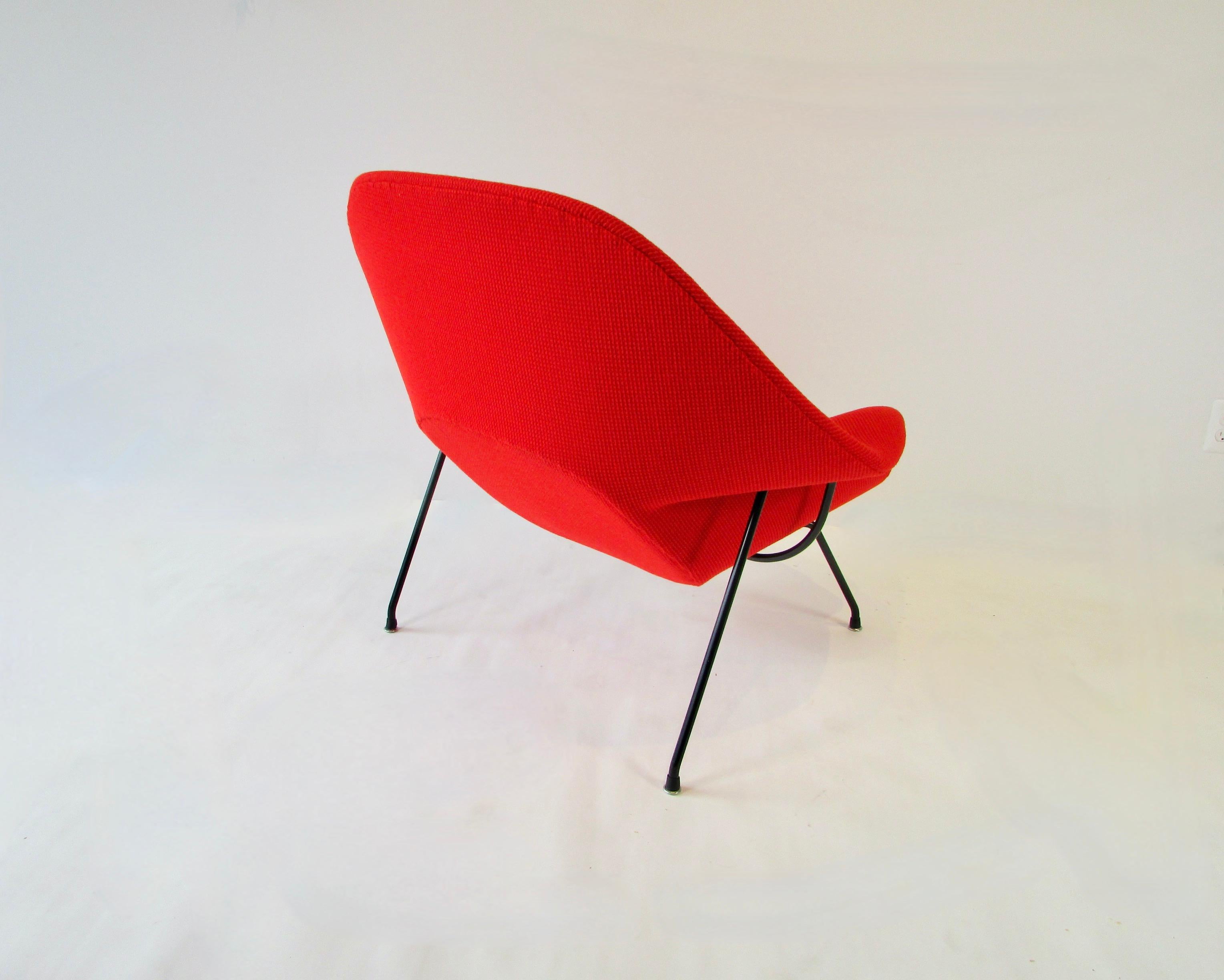 Classic Early Production Eero Saarinen for Knoll Womb Chair with Ottoman For Sale 1