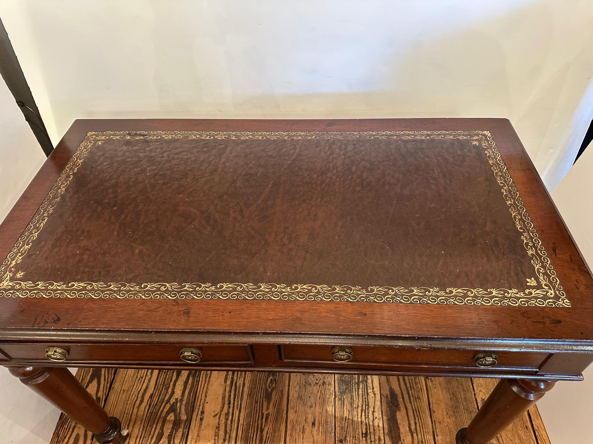Bureau classique de style édouardien en acajou et cuir en vente 4