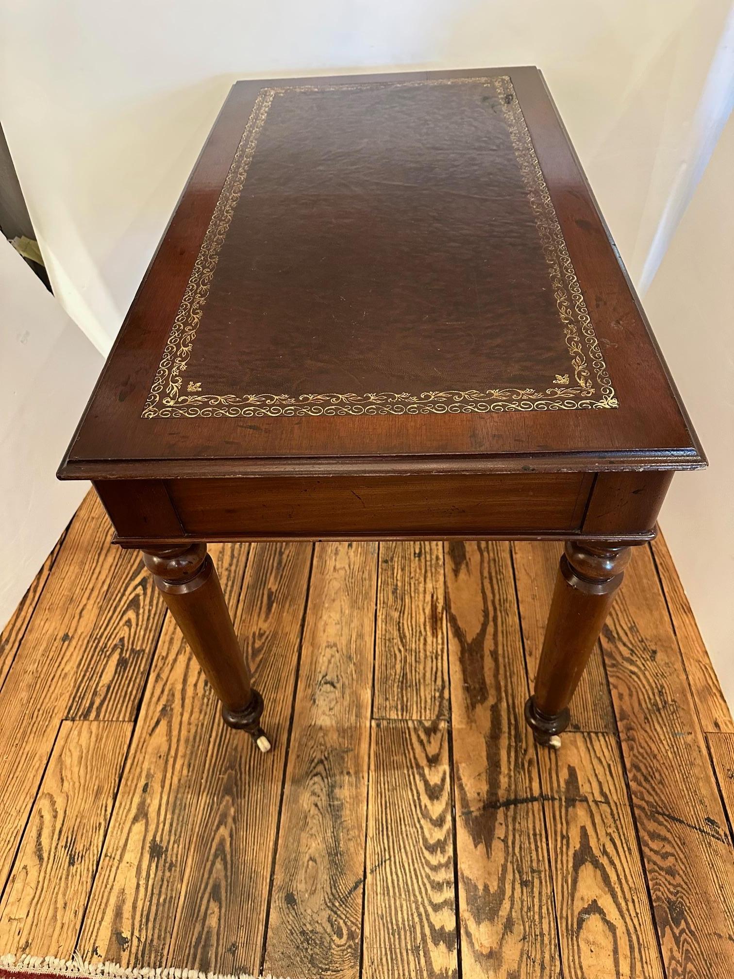 Bureau classique de style édouardien en acajou et cuir en vente 7