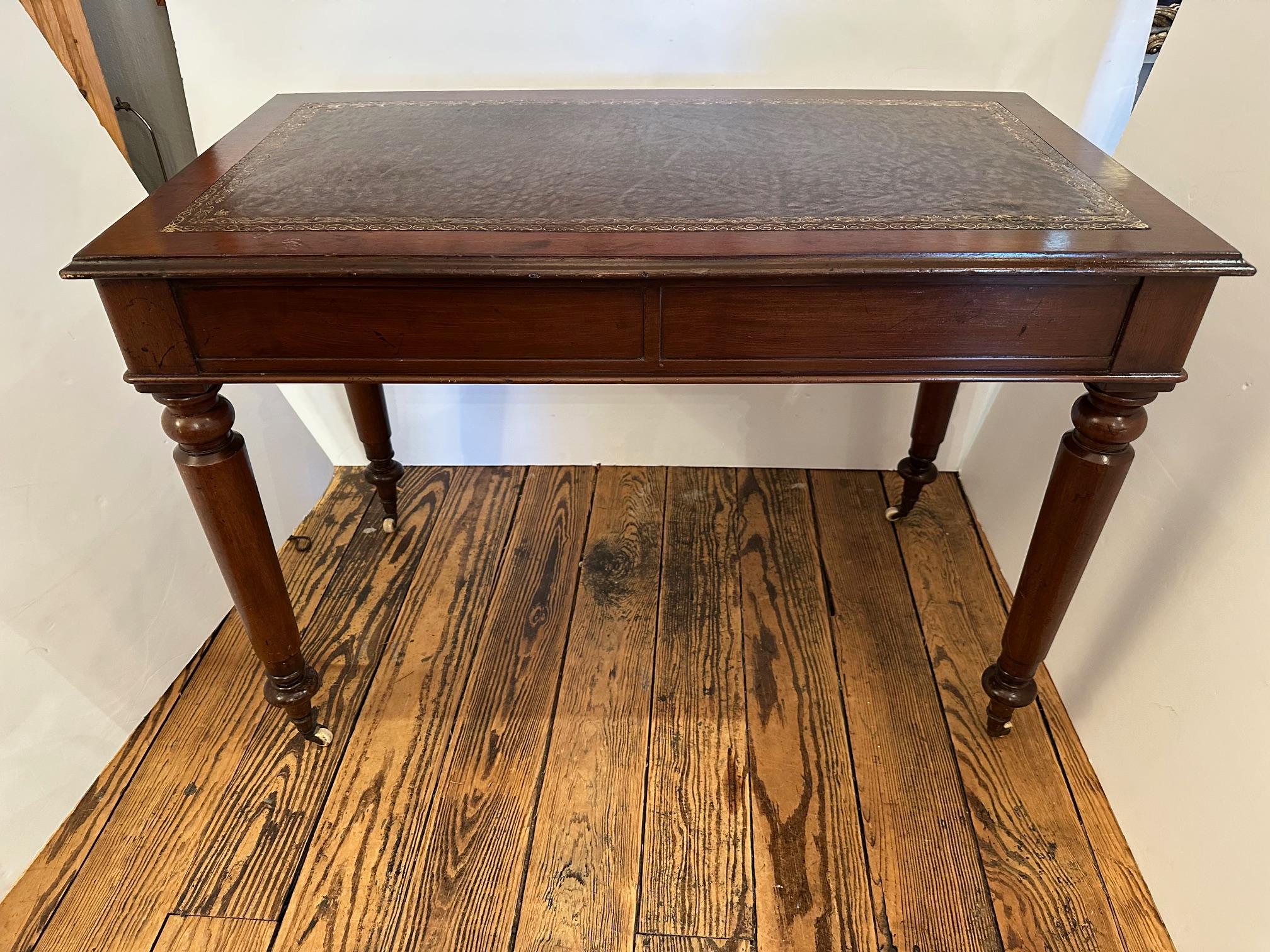 Bureau classique de style édouardien en acajou et cuir en vente 8