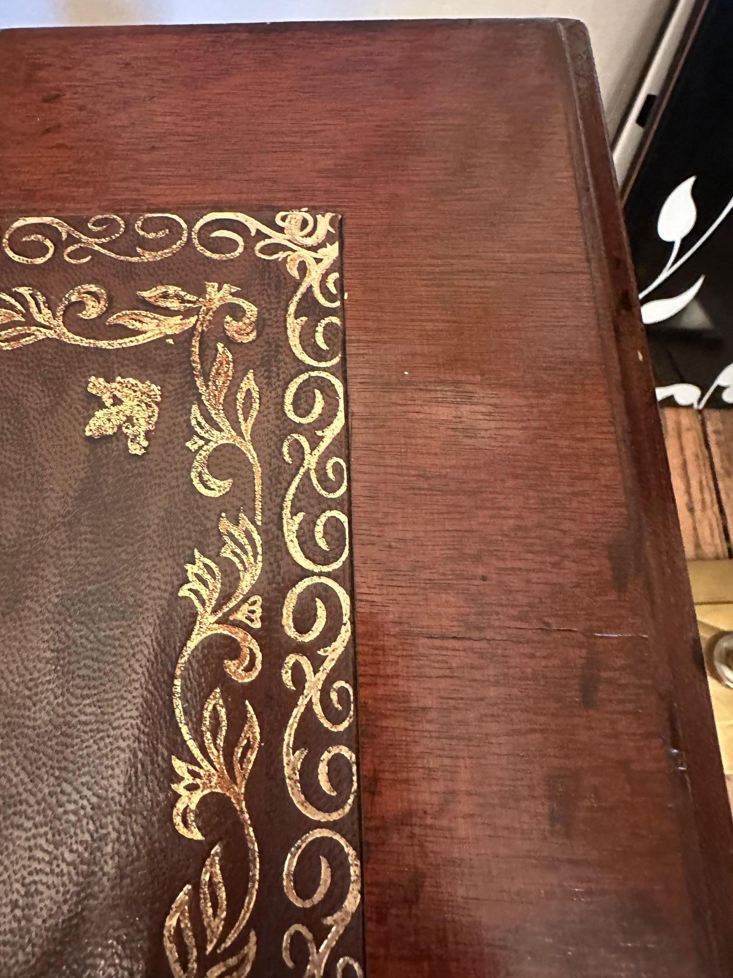 
Magnifique bureau de style édouardien avec une riche base en acajou et des pieds tournés à l'avant qui se terminent par des roulettes.  Le dessus est recouvert de cuir brun estampé.   Deux tiroirs sur un côté.  Finition au verso mais pas de