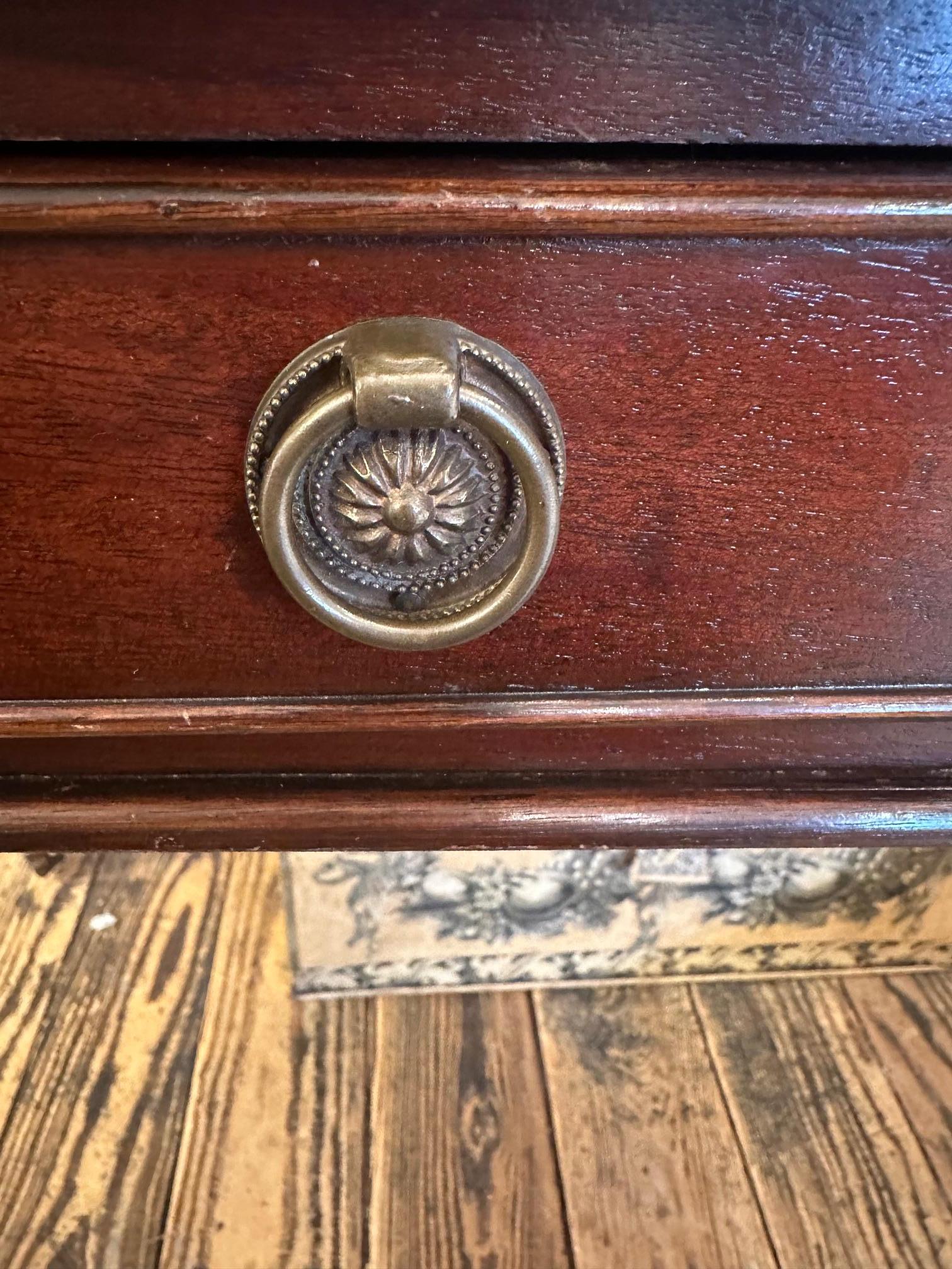 Bureau classique de style édouardien en acajou et cuir Bon état - En vente à Hopewell, NJ