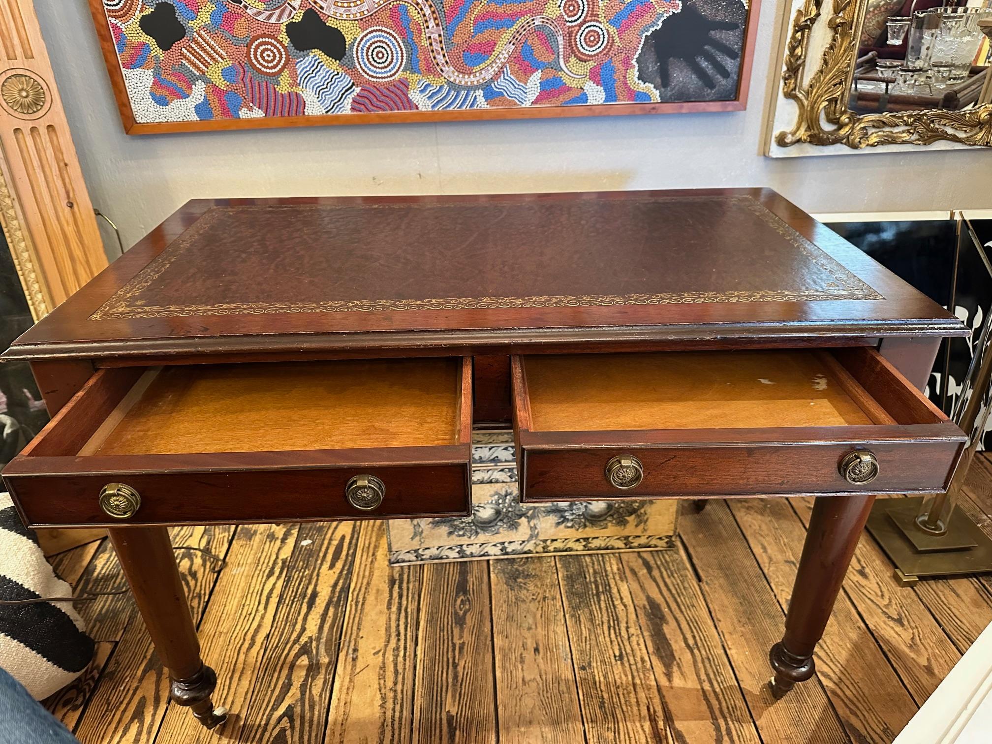 Milieu du XXe siècle Bureau classique de style édouardien en acajou et cuir en vente