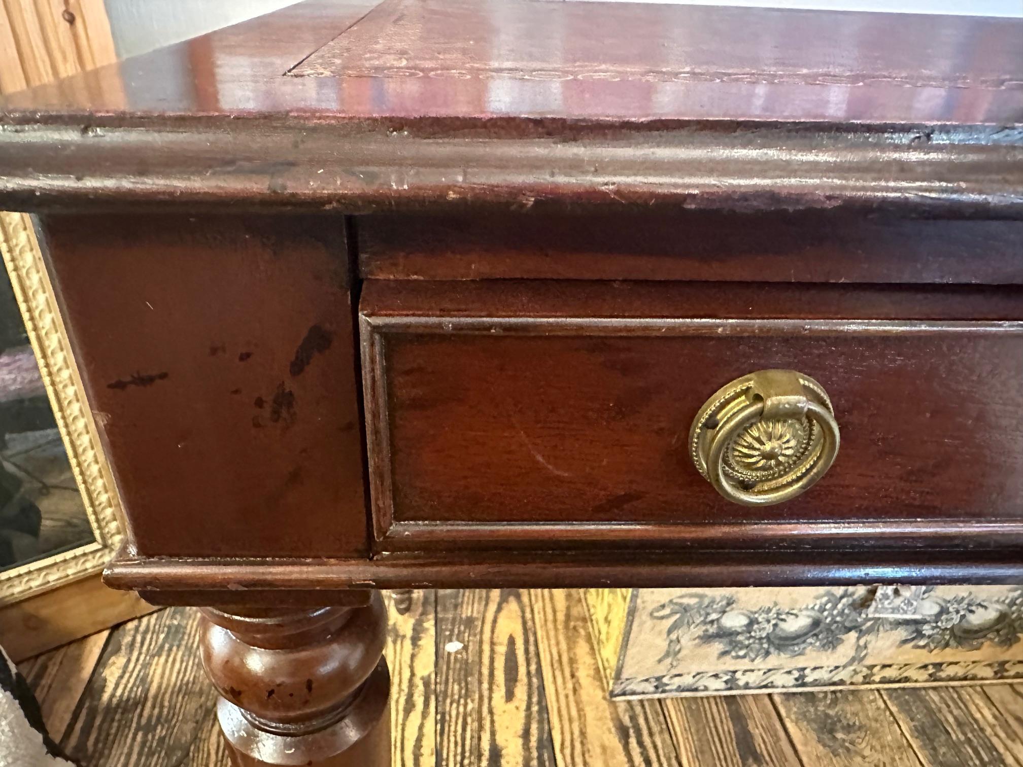 Bureau classique de style édouardien en acajou et cuir en vente 2