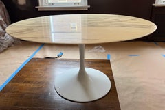 Klassischer Eero Saarinen / Knoll Tulip-Esstisch mit Marmorplatte