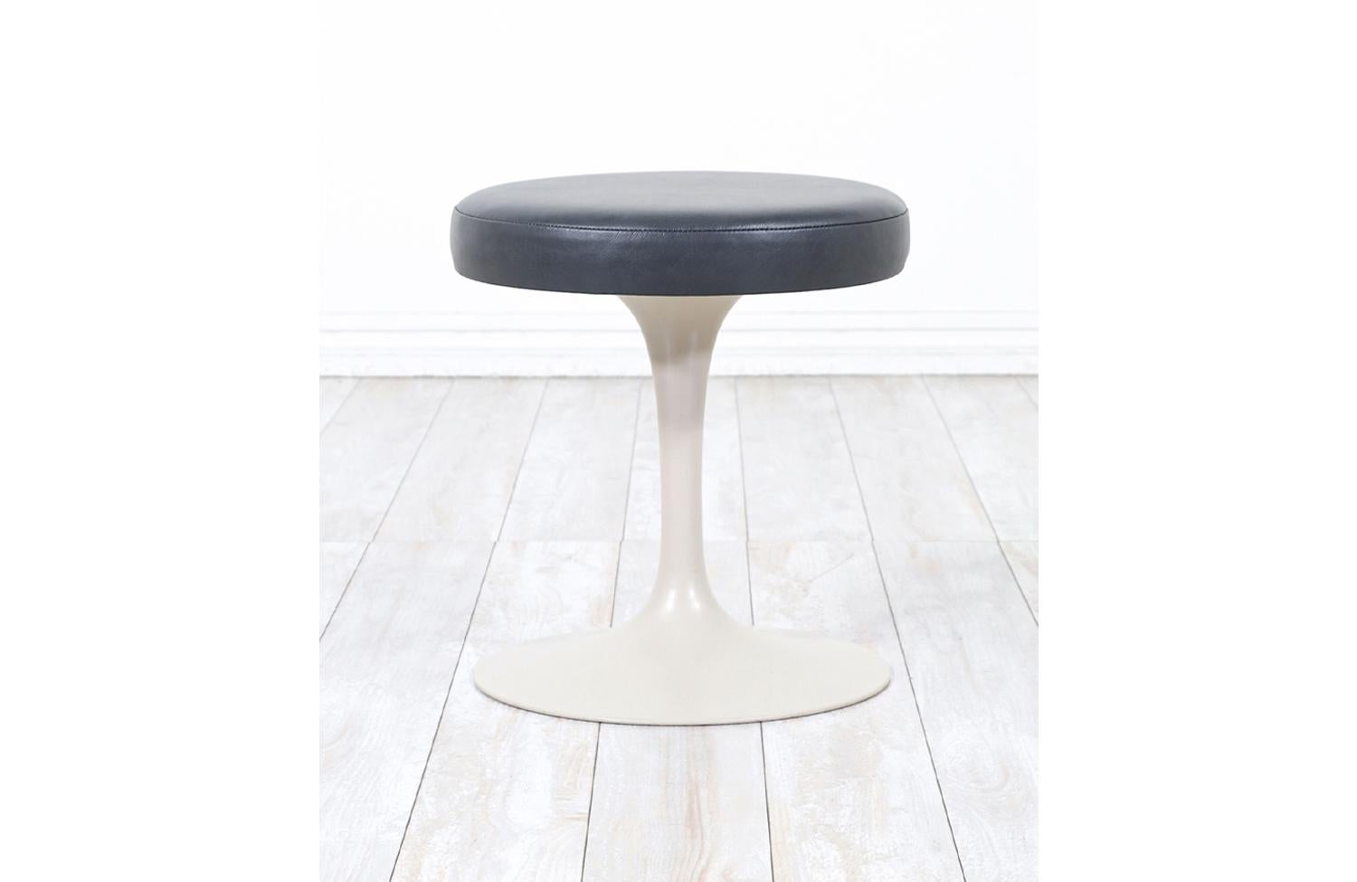 Classic Eero Saarinen Tulip Stool with Grey Leather for Knoll In Excellent Condition In Los Angeles, CA