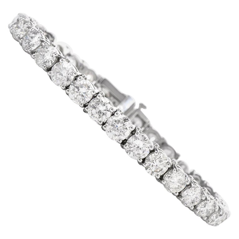 Classic Elegance 22.18 Carat Diamond Tennis Bracelet For Sale at 1stDibs