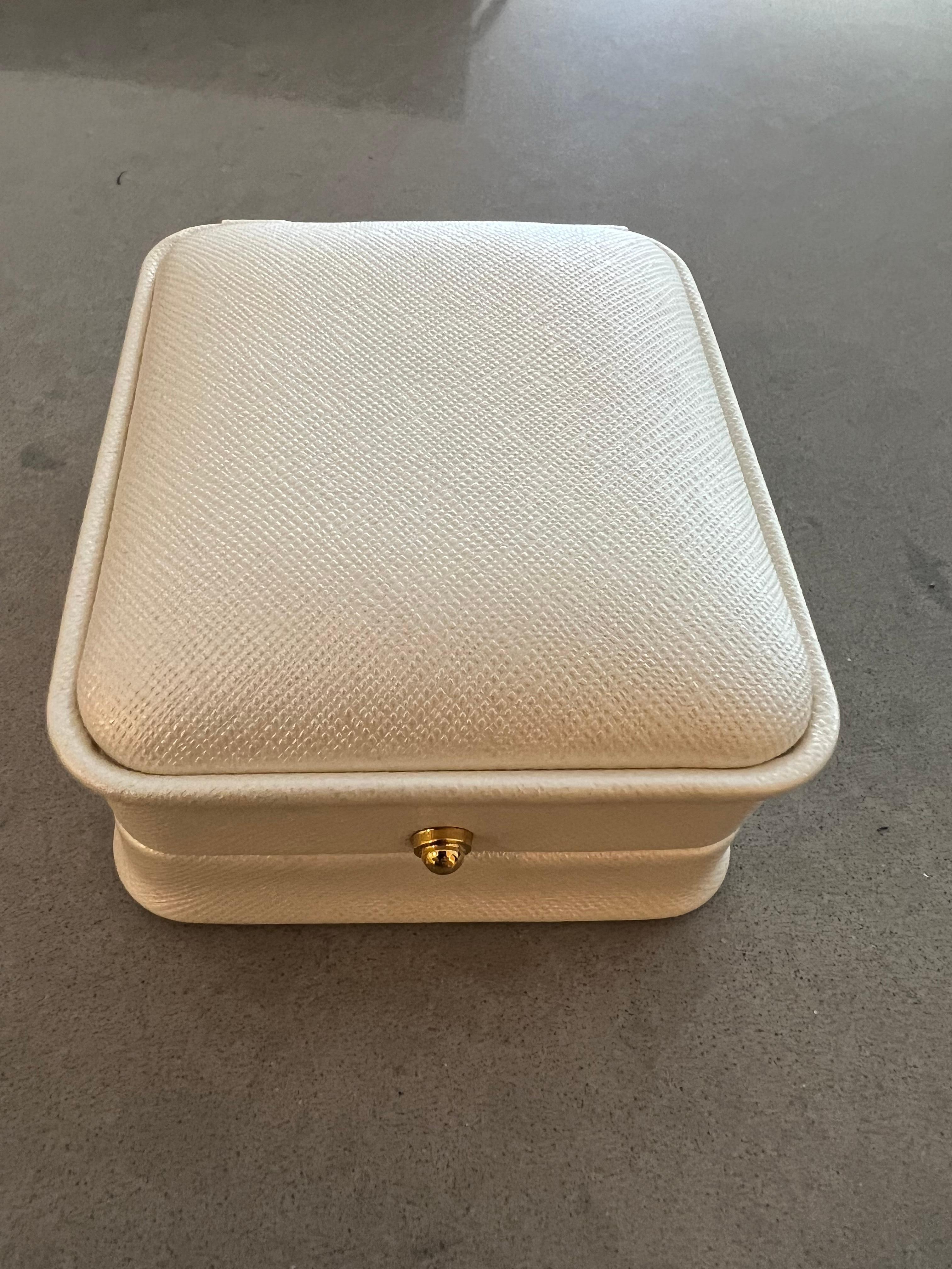 Donna Classico ed elegante anello Bochic in oro giallo 18 con diamanti e zaffiri rosa a grappolo in vendita