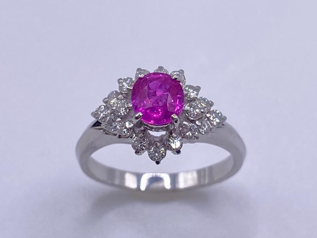 Bague en platine 900 avec diamant et saphir rose 
Saphir rose 0,88 carat 
Diamants 0,35 carat 
Couleur F 
Clarté VS 
5,50 Grammes 

Elegant, classique et chic 
La bague en grappe est un symbole élégant d'engagement à vie lorsque vous trouvez la