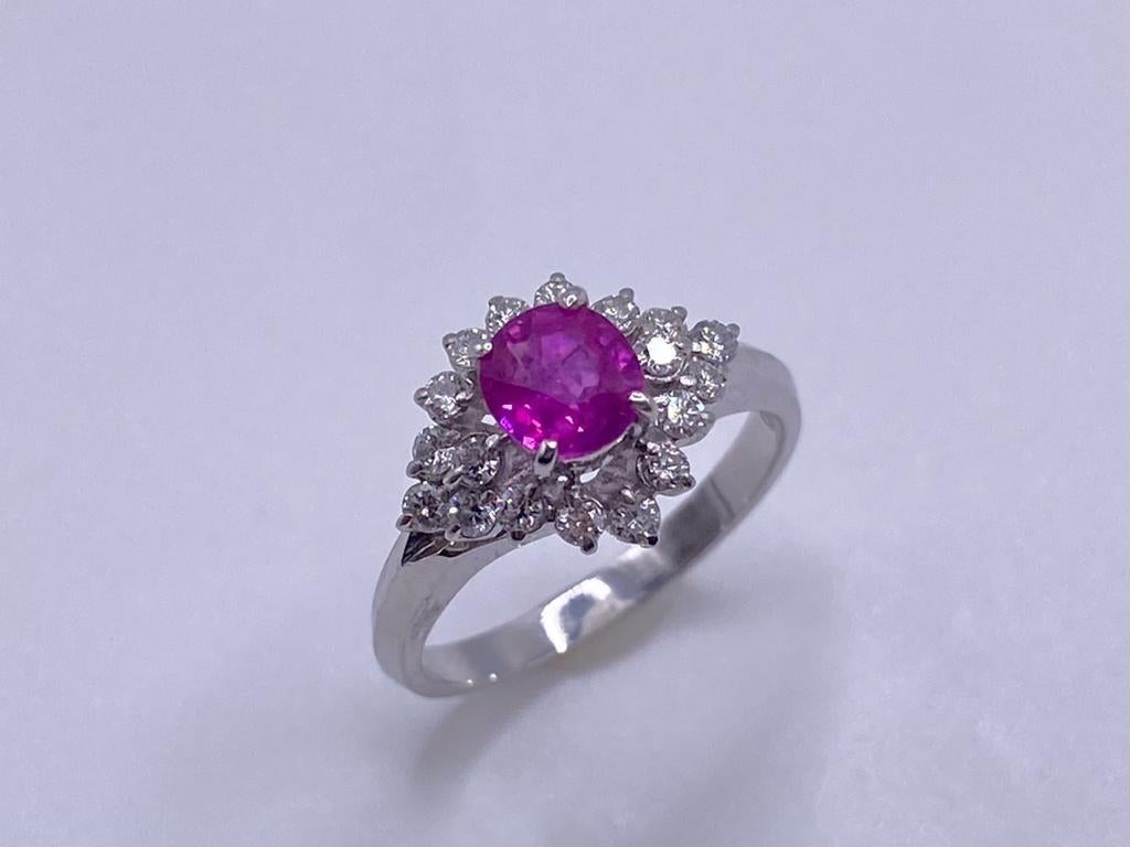 Colonial britannique Bague classique et élégante Bochic en platine avec diamant et saphir rose en vente