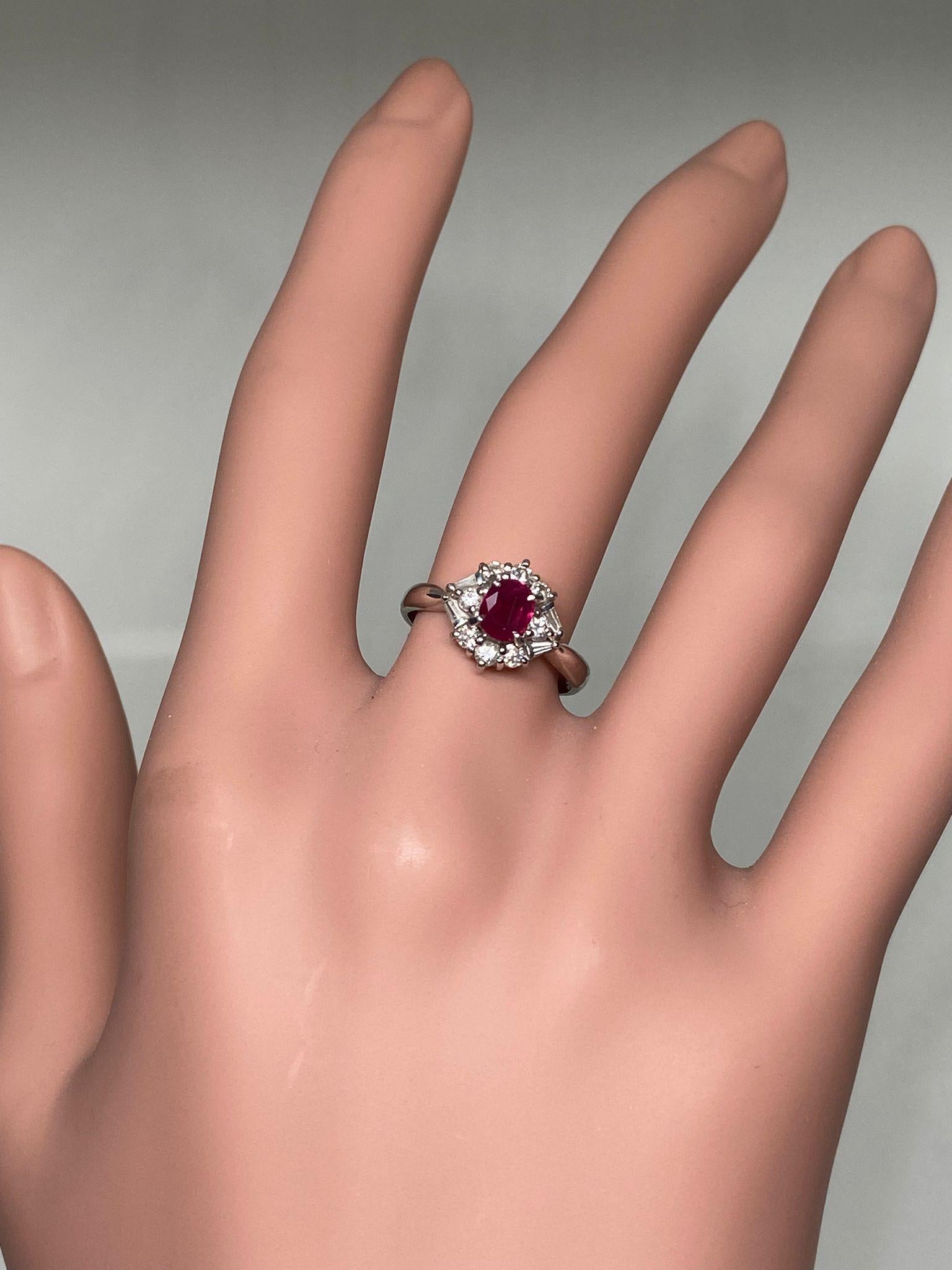 Classic & Elegance Bochic Platinum Cluster Diamond & Red Ruby Ring (bague en platine avec diamants et rubis rouges)  en vente 4