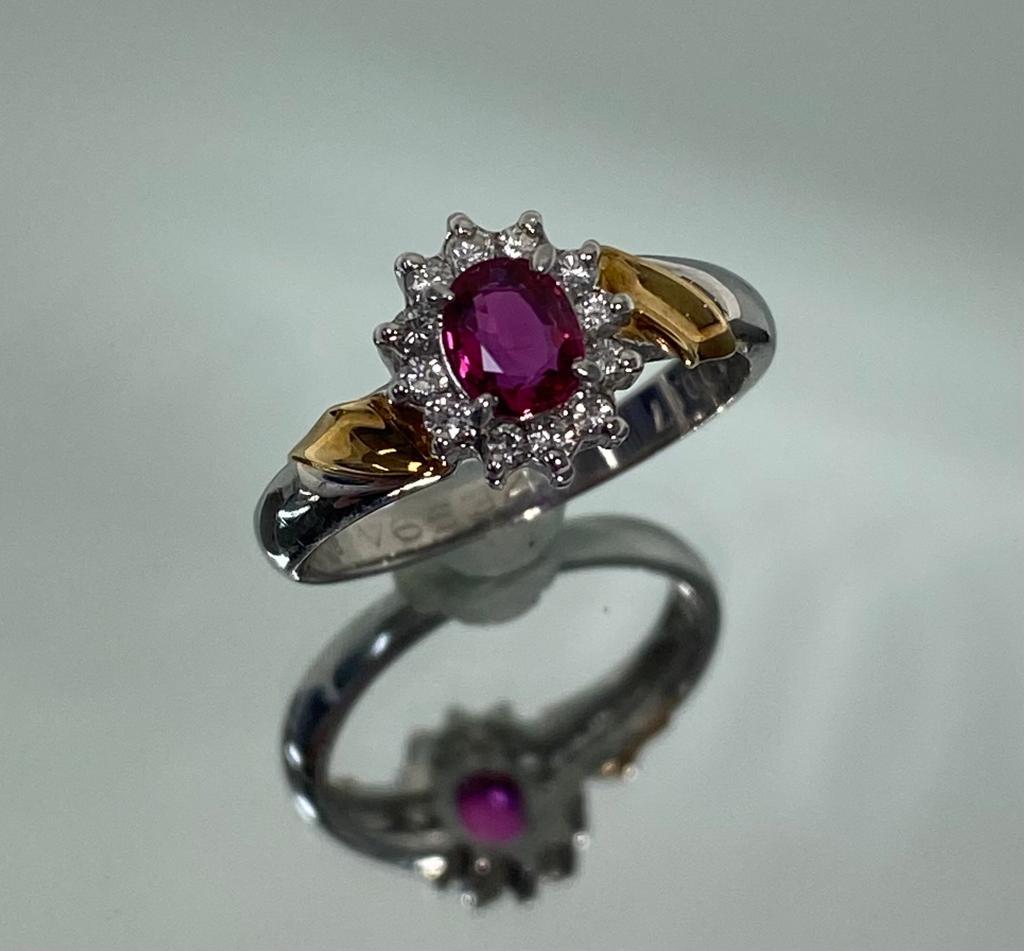 Colonial britannique Classic & Elegance Bochic Platinum Cluster Diamond & Red Ruby Ring (bague en platine avec diamants et rubis rouges)  en vente