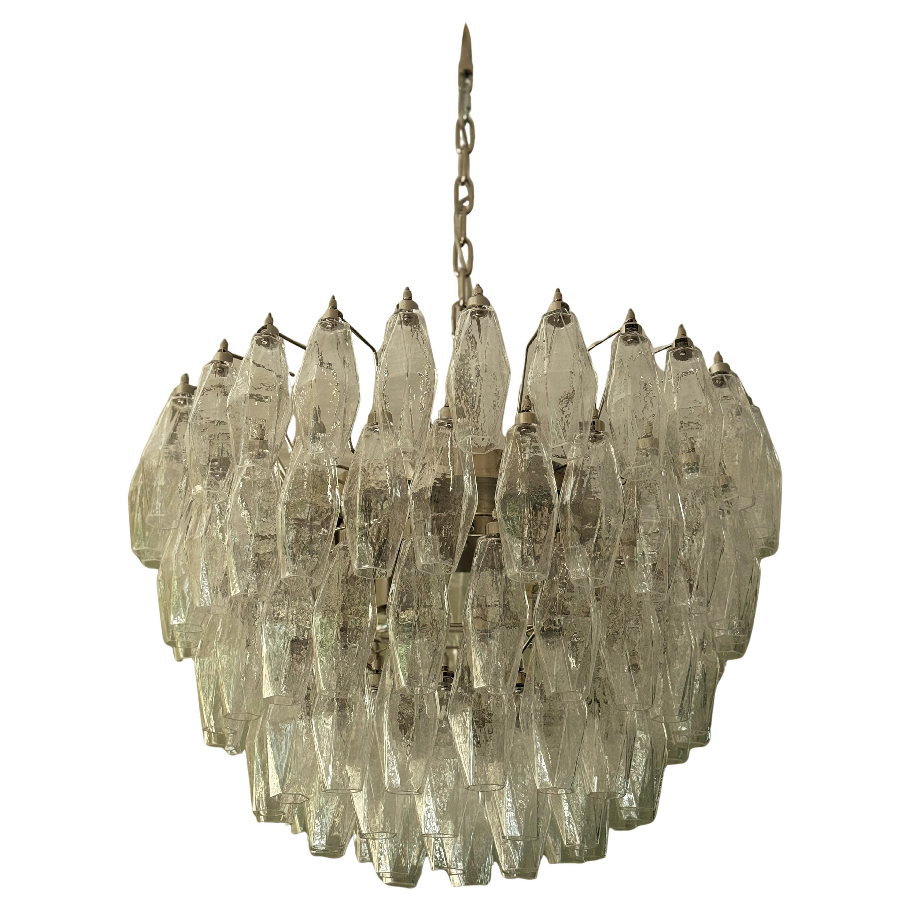 Lustre classique de Murano dans le style de Scarpa avec de magnifiques prismes poliedri soufflés à la main dans des prismes en verre clair.
Structure et chaîne de la lampe en chrome légèrement patiné.
Le lustre est composé de 111 prismes de verre