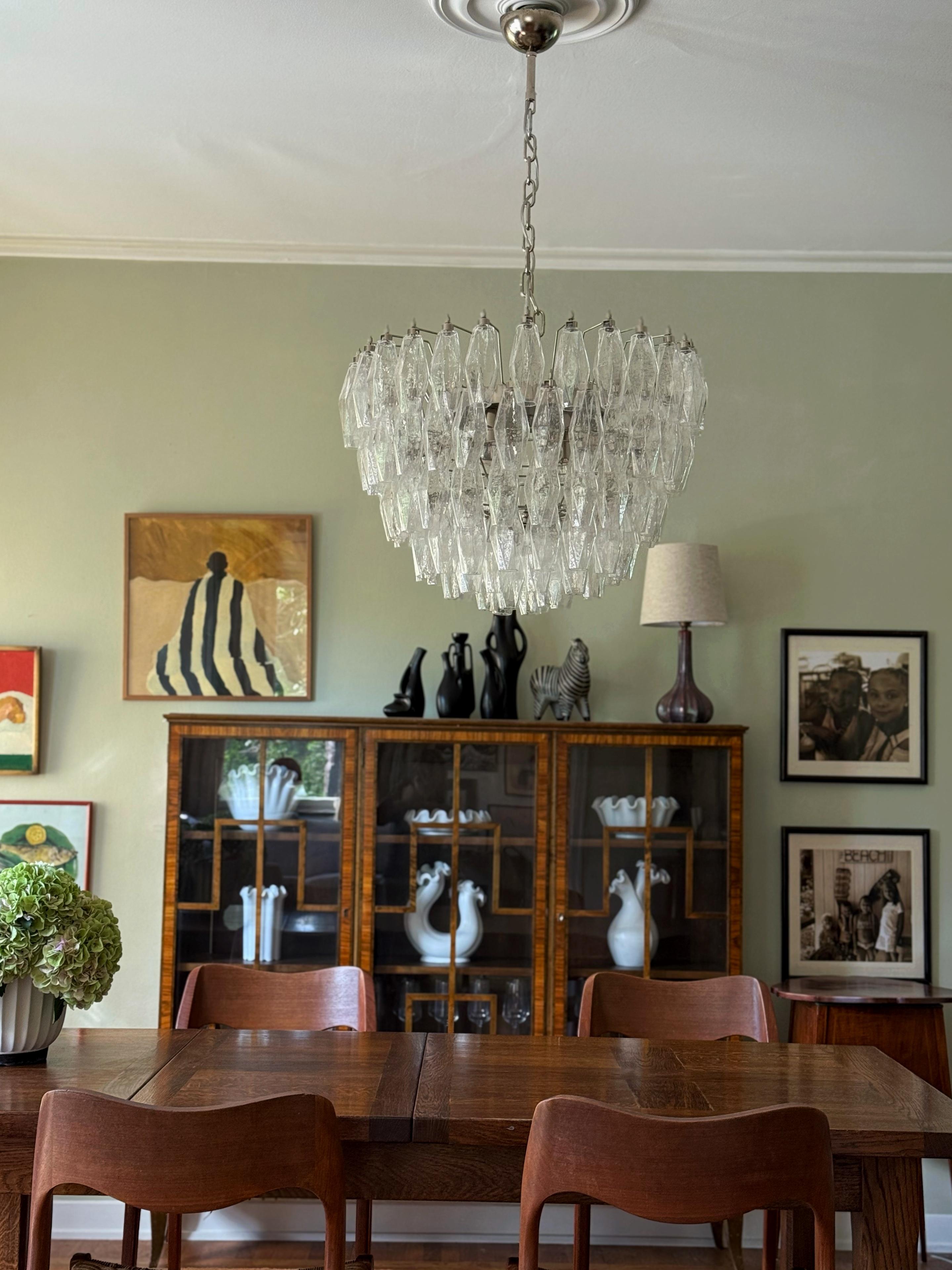 Mid-Century Modern Lustre classique et élégant de Murano avec des prismes Poliedri transparents. en vente