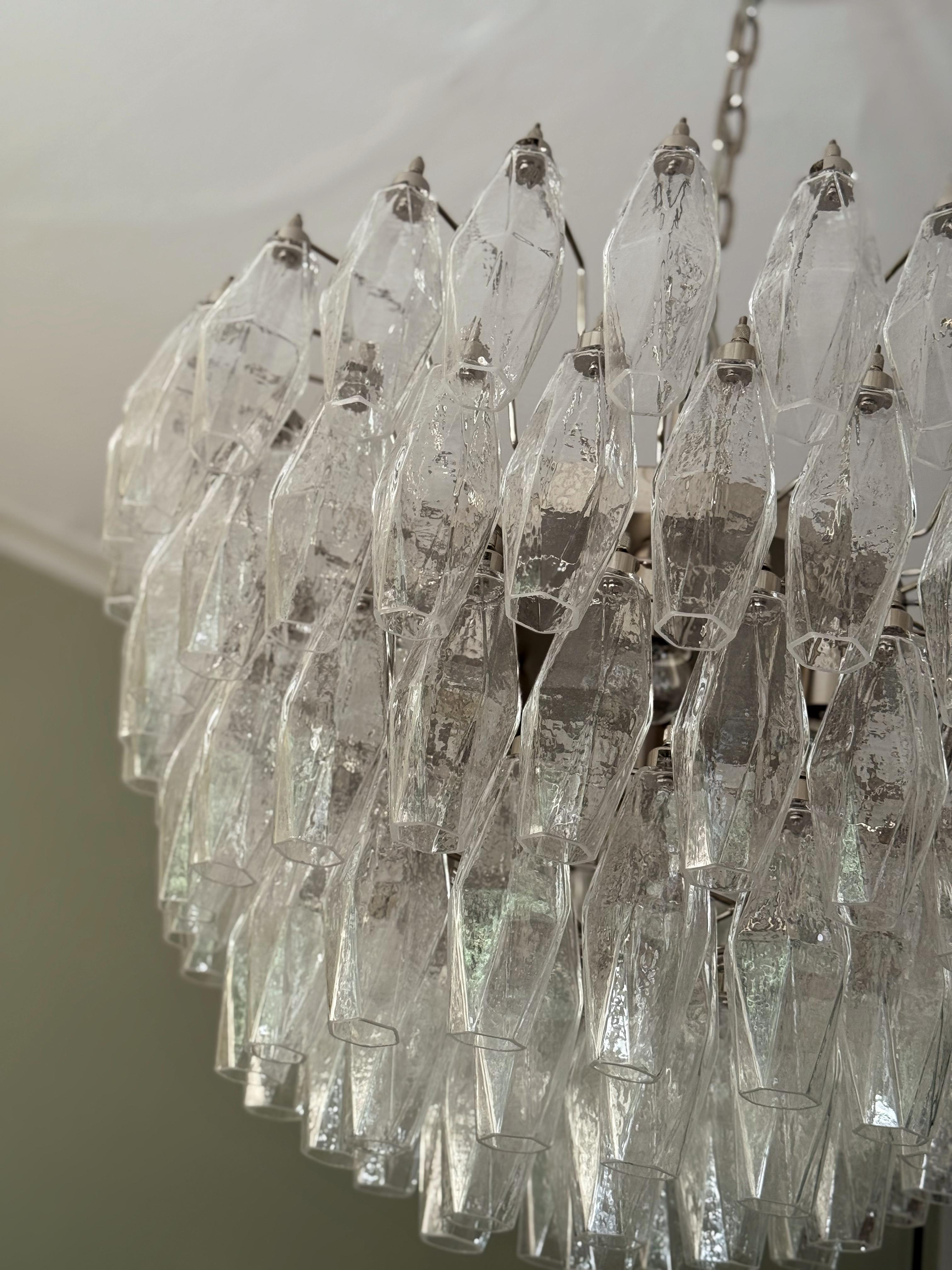 Lustre classique et élégant de Murano avec des prismes Poliedri transparents. Bon état - En vente à Bromma, SE