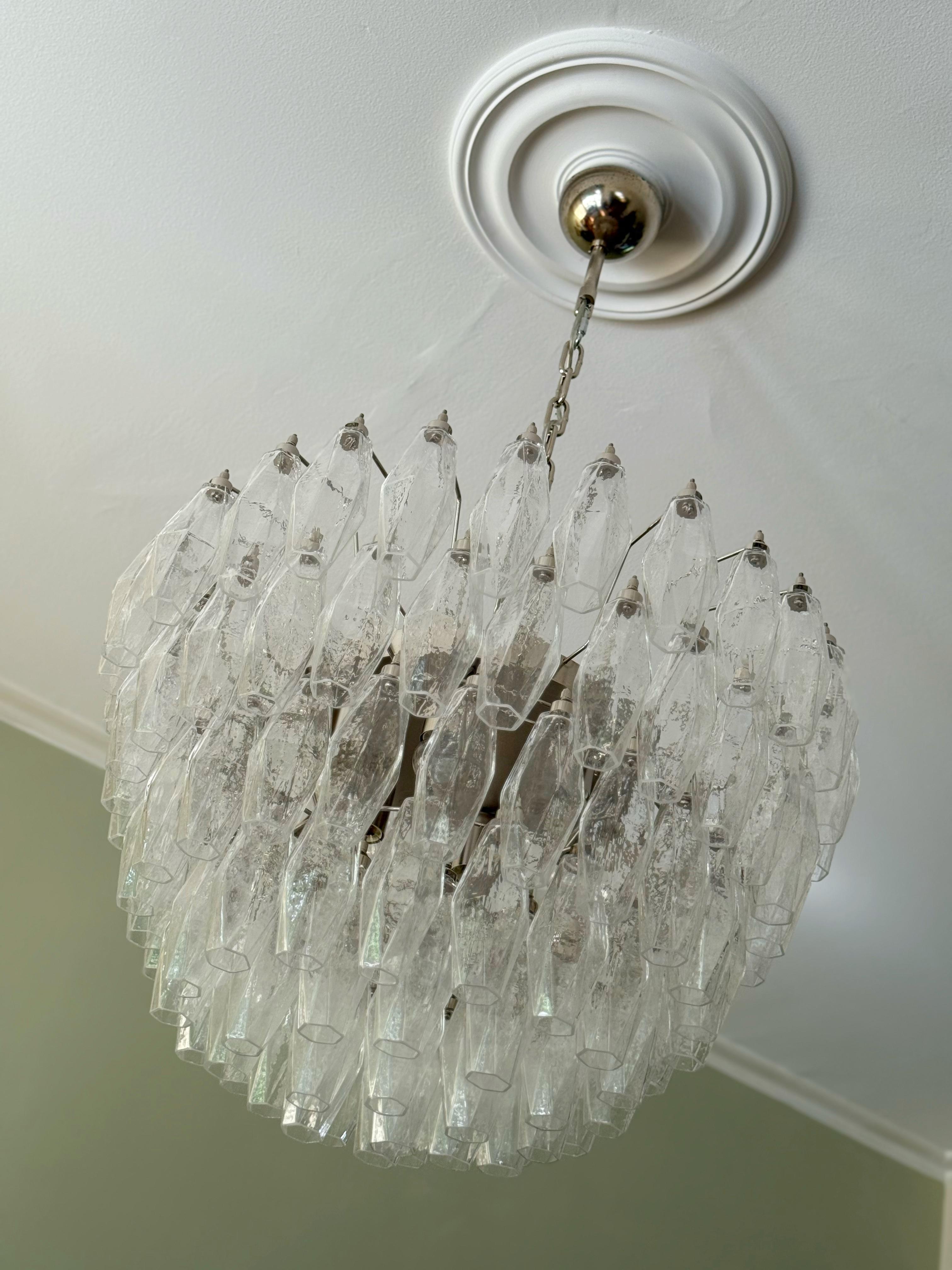 Fin du 20e siècle Lustre classique et élégant de Murano avec des prismes Poliedri transparents. en vente