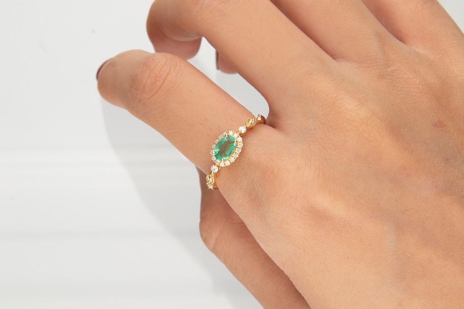 Classic Emerald 14k Yellow Gold Oval Cut with Round-Cut Diamond Accents Ring In New Condition For Sale In New York, NY