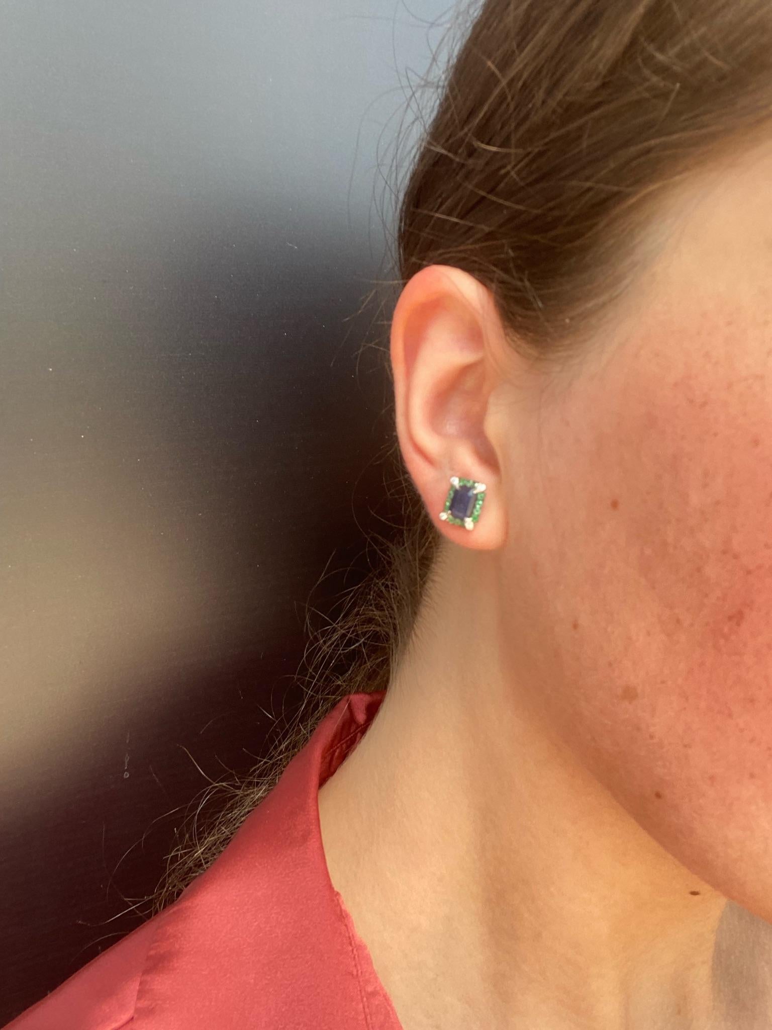 Donna Orecchini classici in oro bianco con diamanti blu e smeraldo per lei in vendita