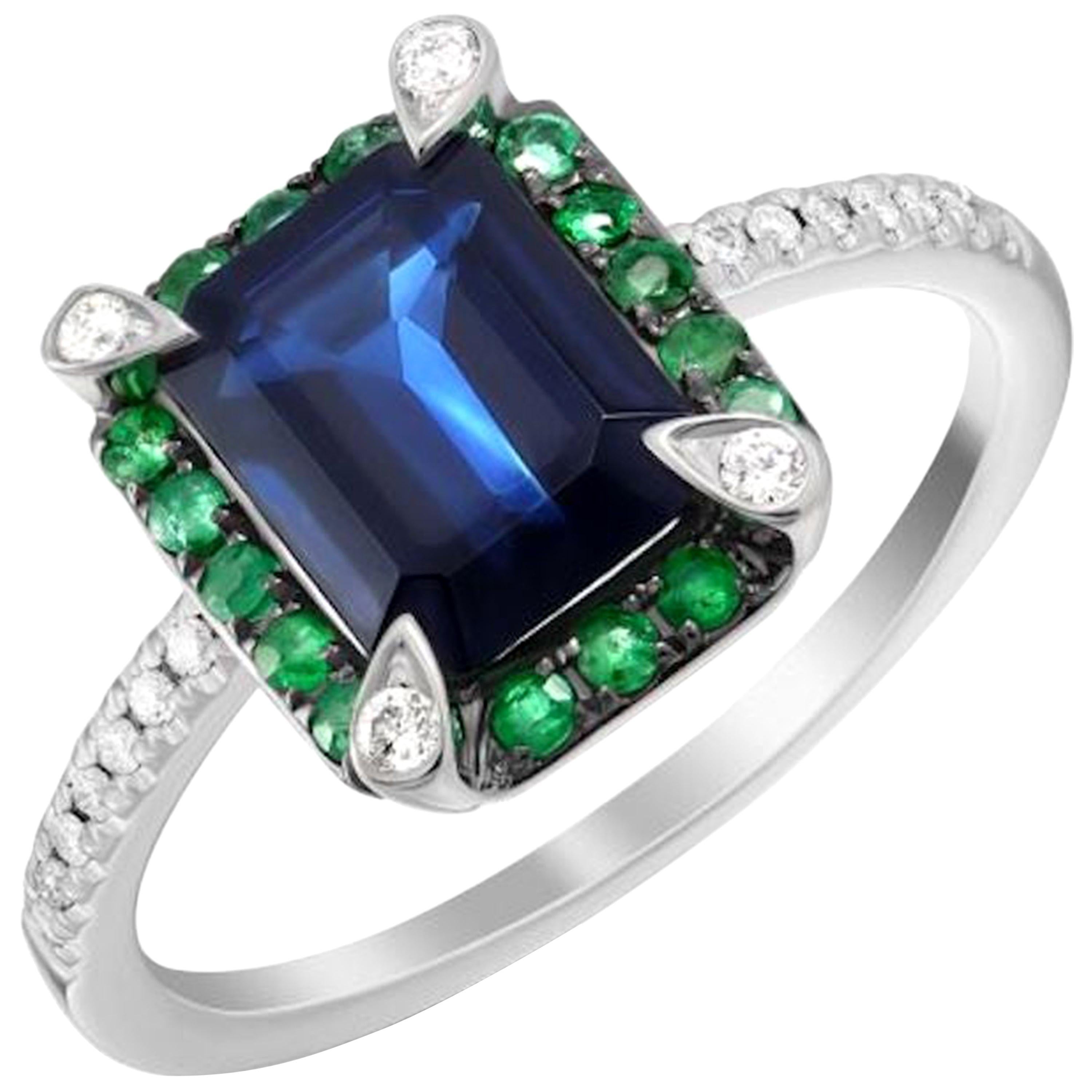 Im Angebot: Klassischer Weißgold-Ring mit Smaragd, blauem Saphir und weißem Diamant für Sie ()