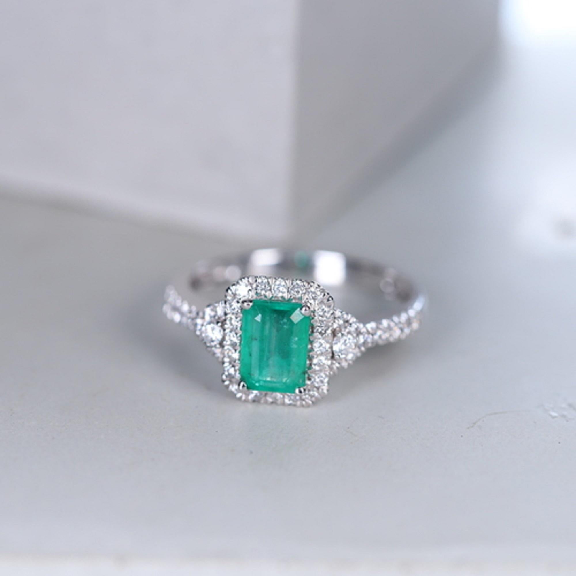 Art Deco Classic Emerald-Cut Emerald and Round Cut White Diamond 14K White Gold Ring For Sale