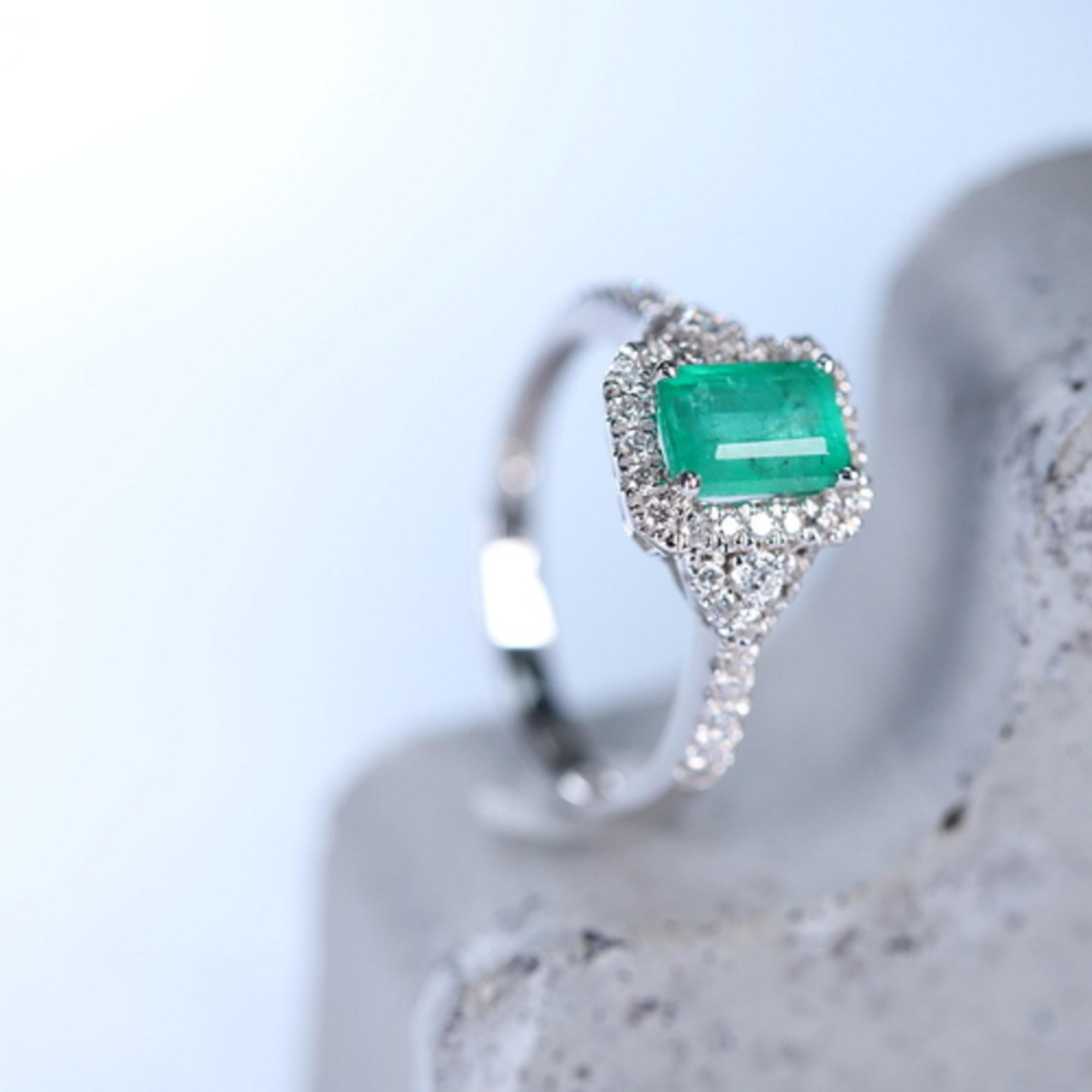 Classic Emerald-Cut Emerald and Round Cut White Diamond 14K White Gold Ring In New Condition For Sale In New York, NY