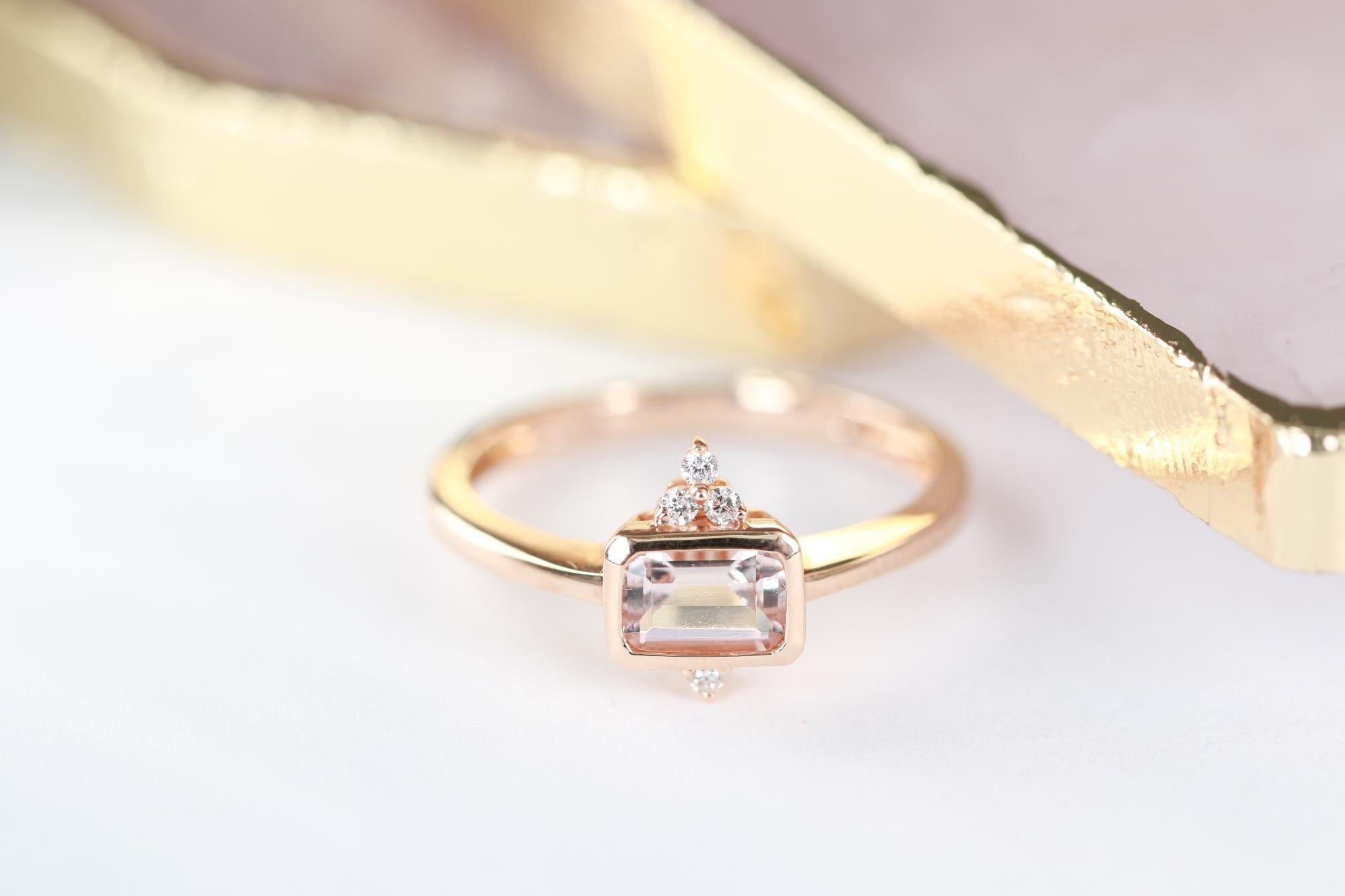 Taille émeraude Bague classique en or rose 14k avec morganite taillée en émeraude et diamants ronds en vente