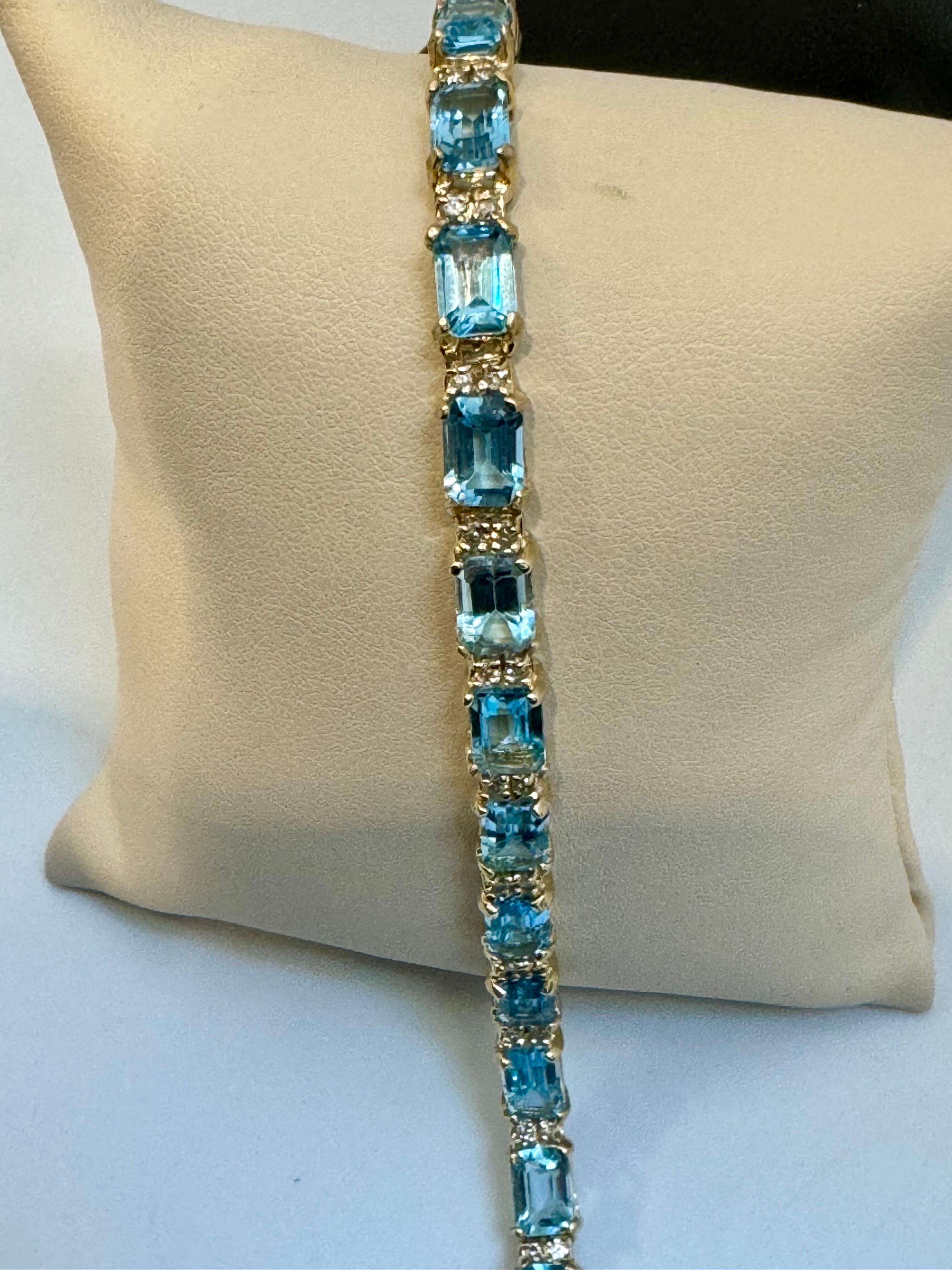 Classic Emerald-Cut Swiss Blue Topaz Bracelet with Diamonds, 14 Kt Yellow Gold In Excellent Condition For Sale In New York, NY