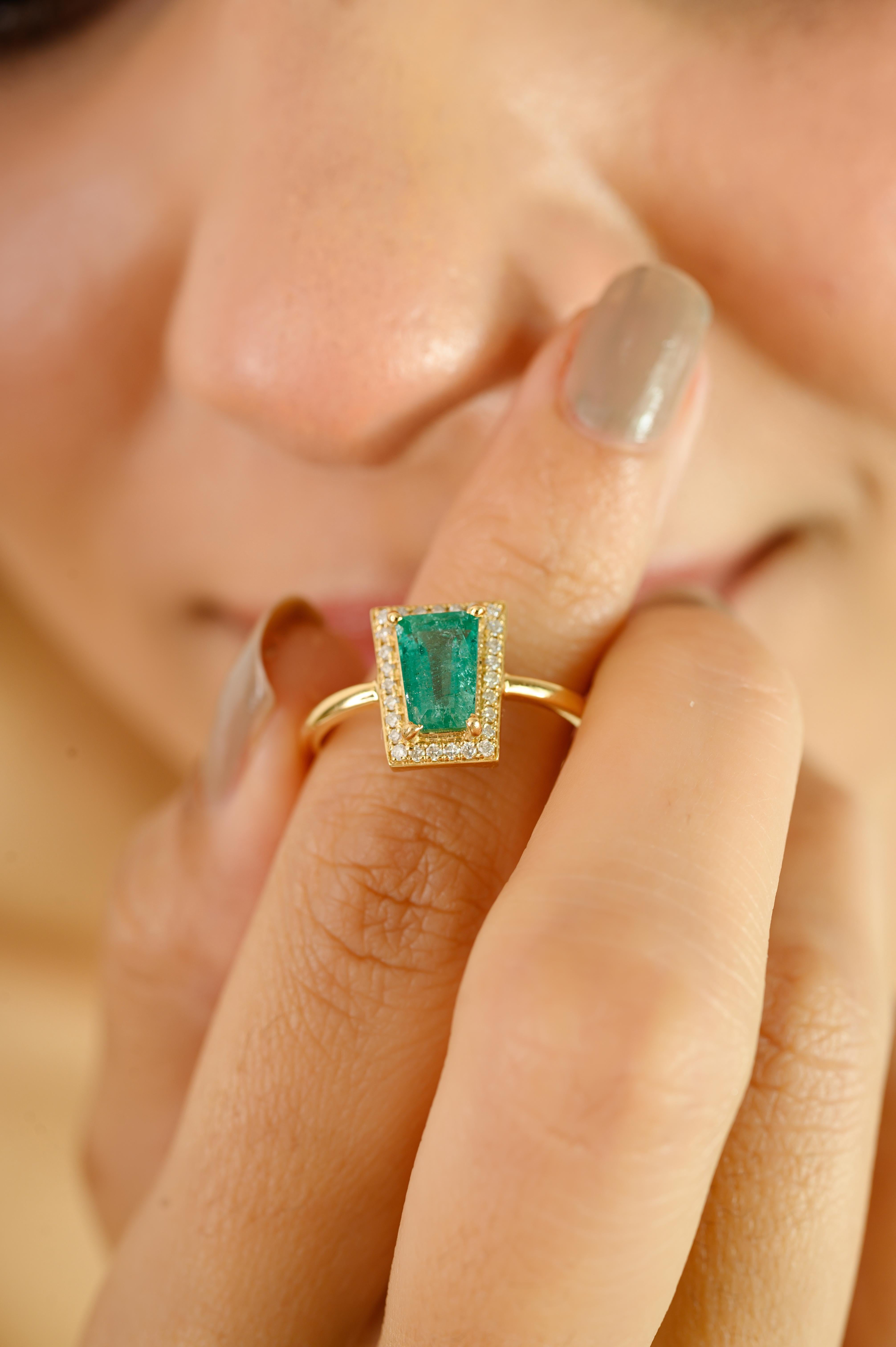 For Sale:  Classic Emerald & Diamond Halo Ring in 18k Yellow Gold Perfect Graduation Gift 4