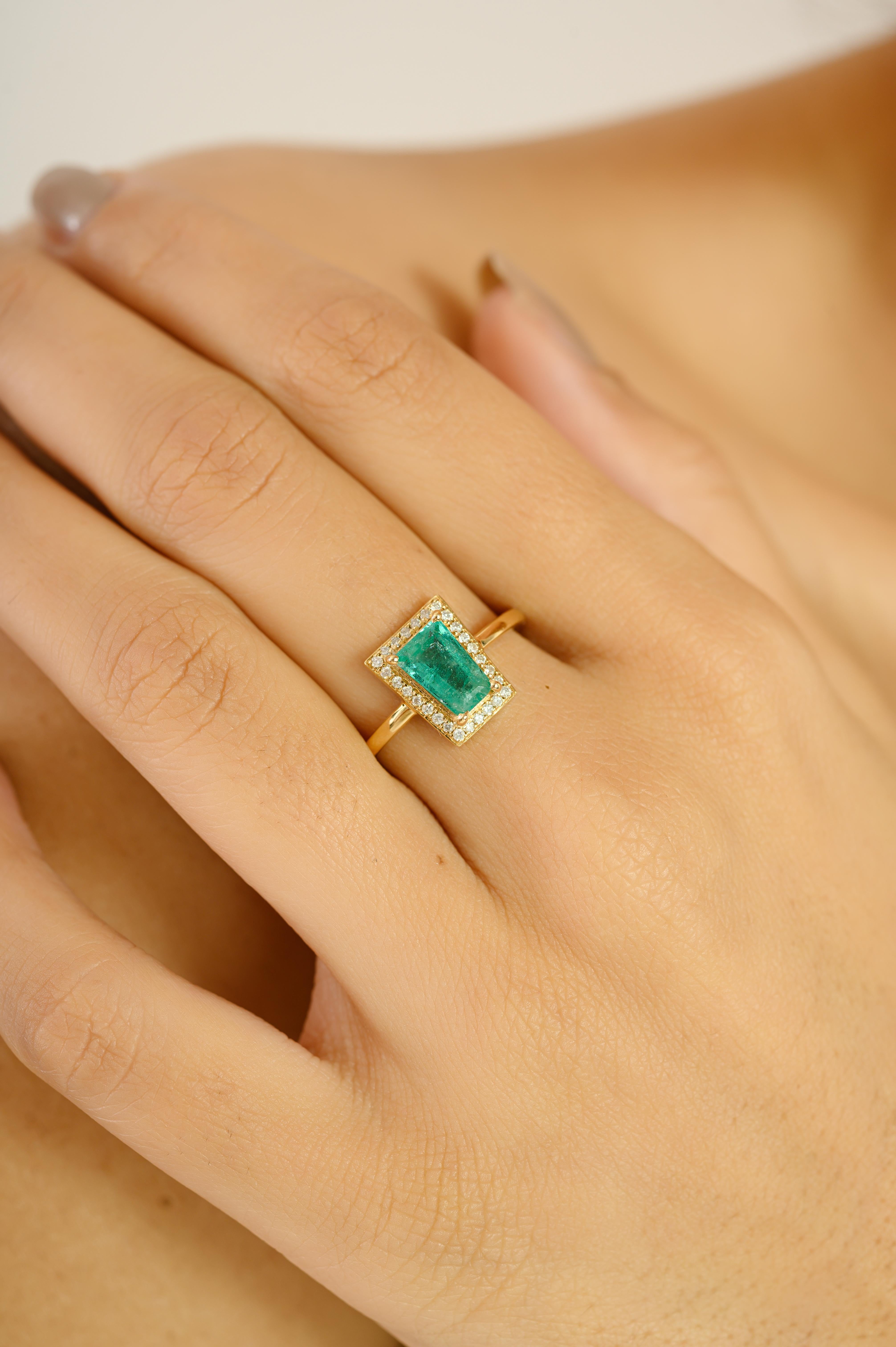 For Sale:  Classic Emerald & Diamond Halo Ring in 18k Yellow Gold Perfect Graduation Gift 8