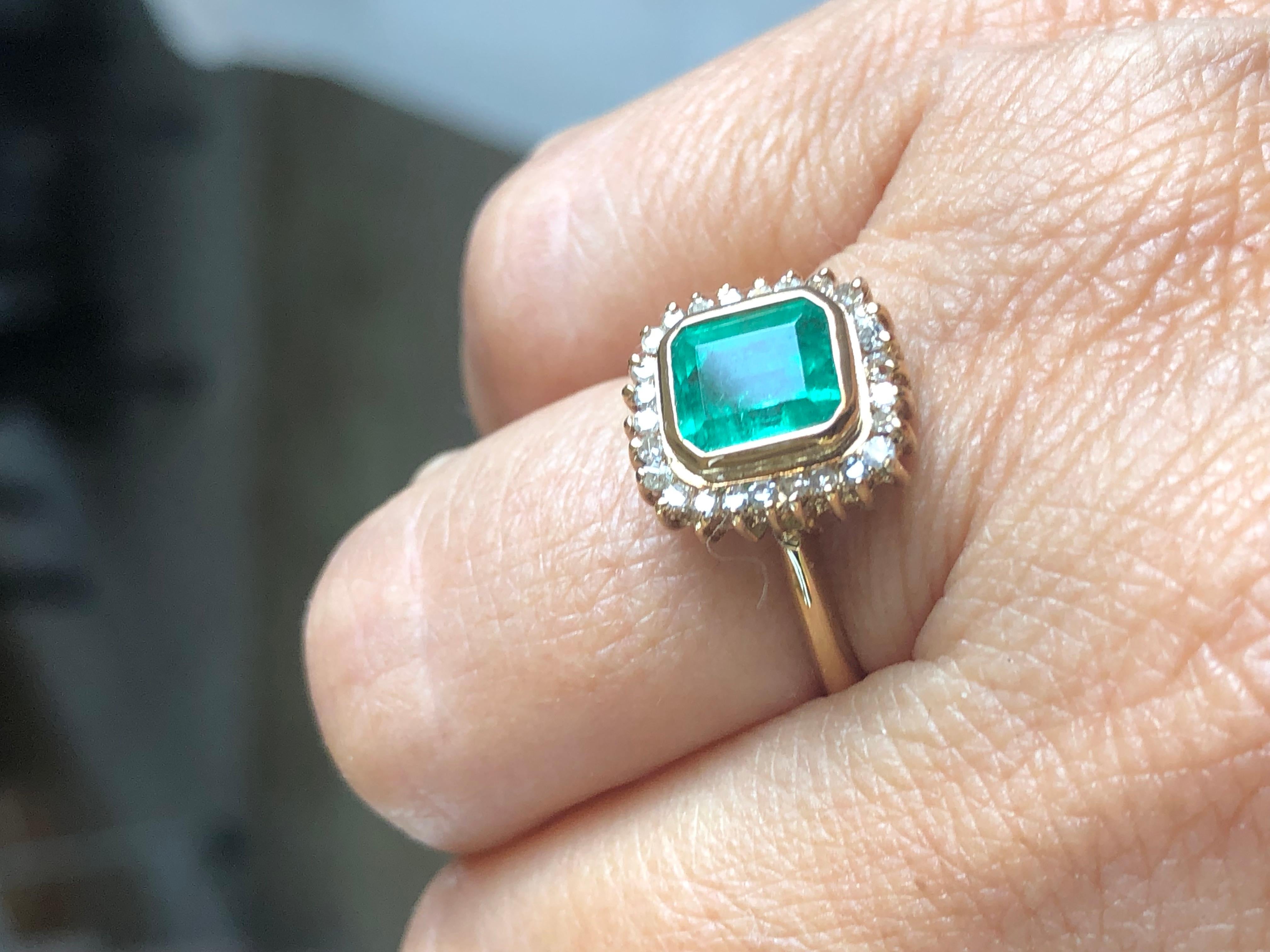 Classic Emerald Diamond Ring 18 Karat Gold For Sale 9