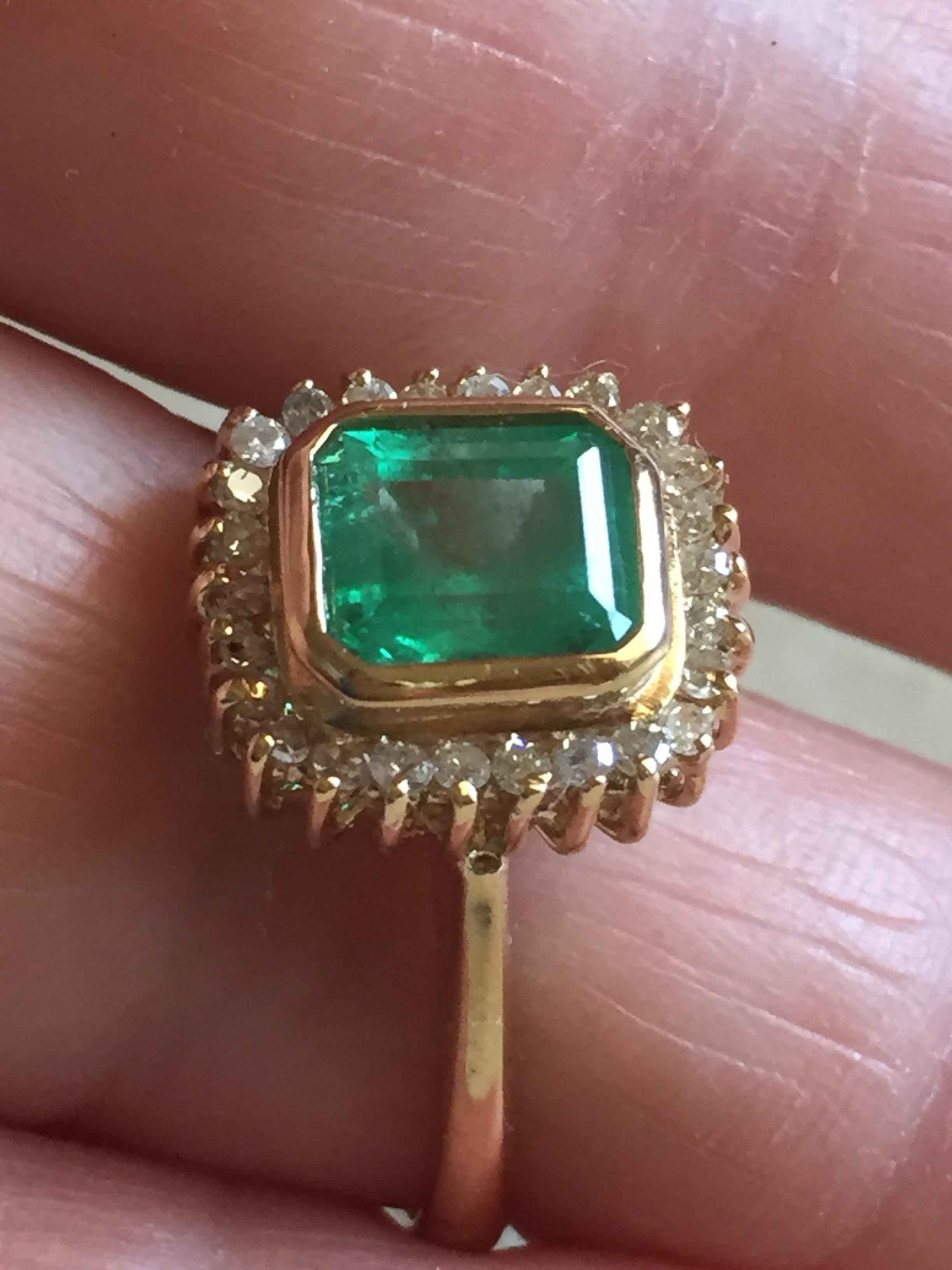 Classic Emerald Diamond Ring 18 Karat Gold For Sale 1