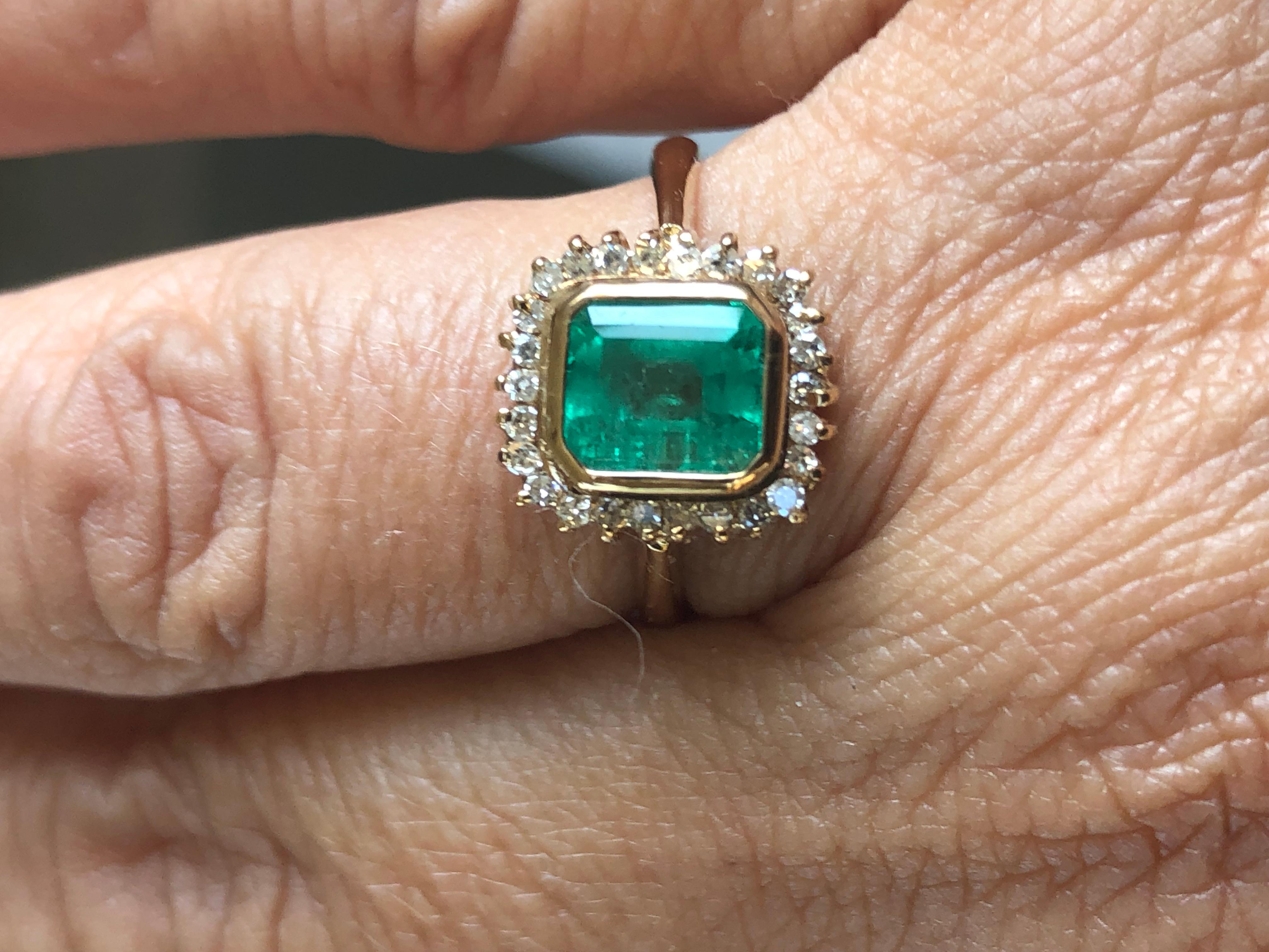 Classic Emerald Diamond Ring 18 Karat Gold For Sale 4