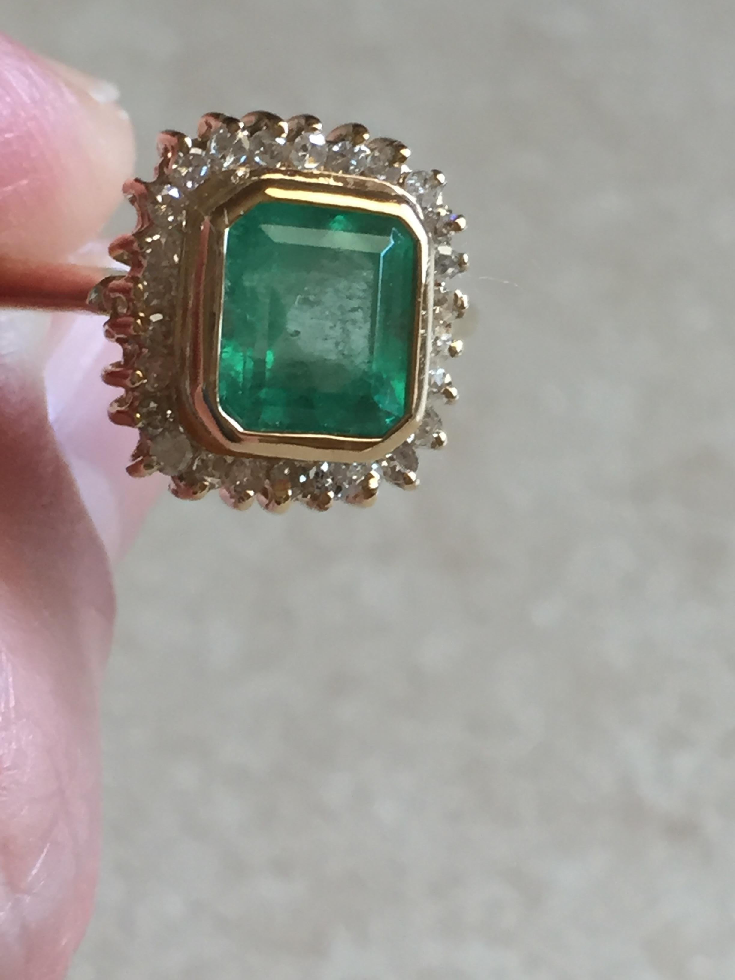 Anello classico con diamante smeraldo in oro 18 carati in vendita 6