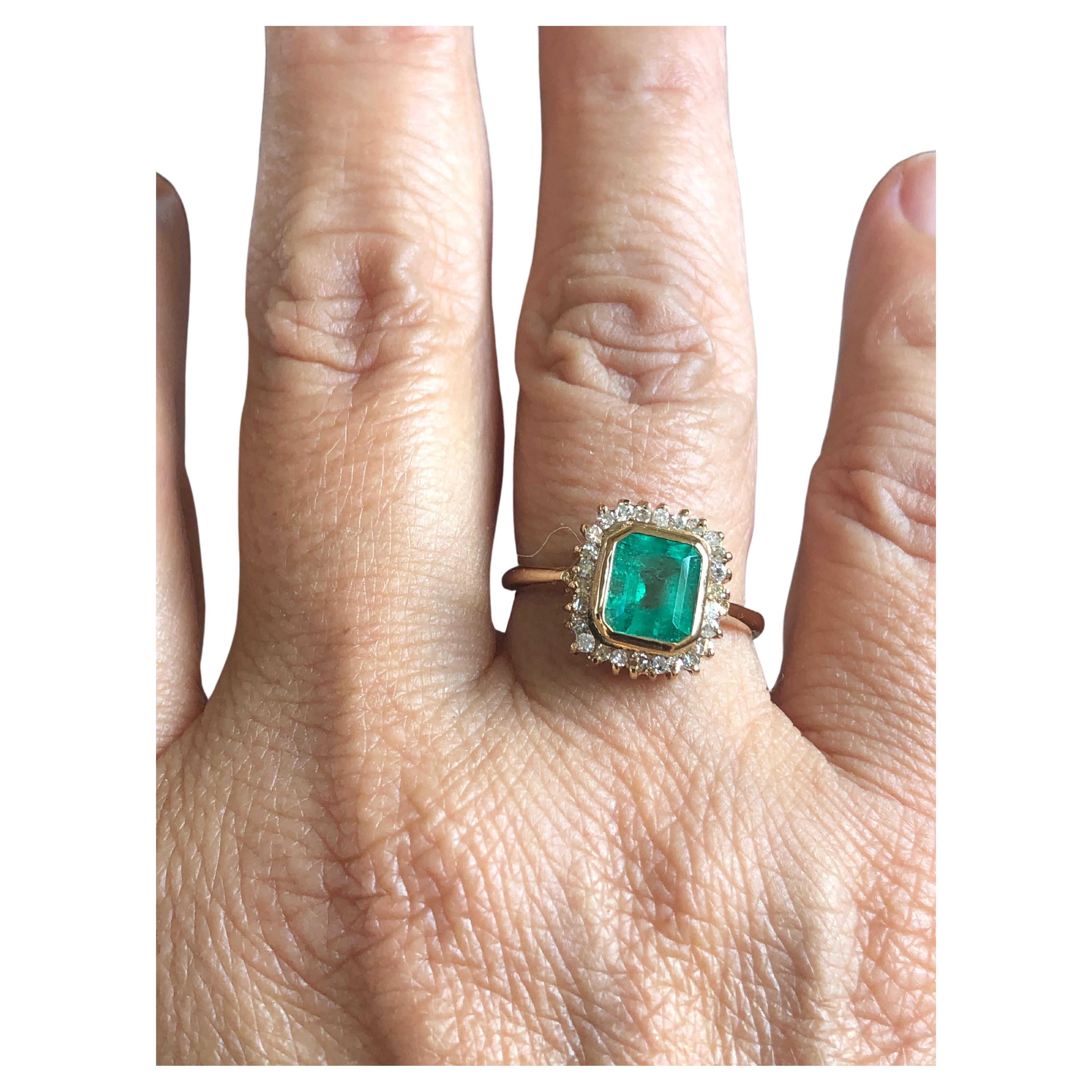 Classic Emerald Diamond Ring 18 Karat Gold For Sale