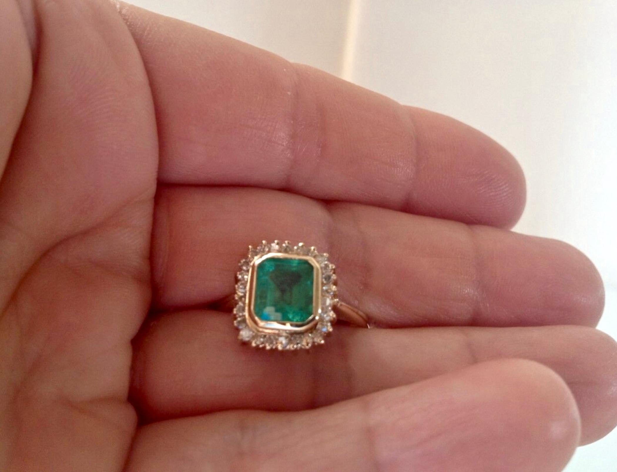 Classic Emerald Diamond Ring 18 Karat Gold For Sale 2