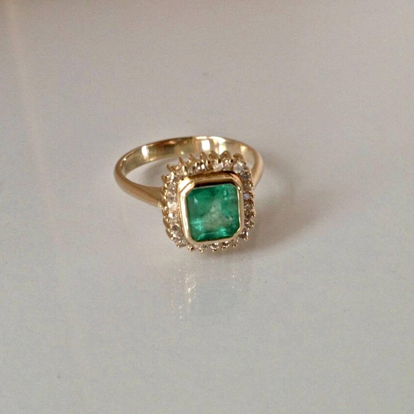 Anello classico con diamante smeraldo in oro 18 carati in vendita 3