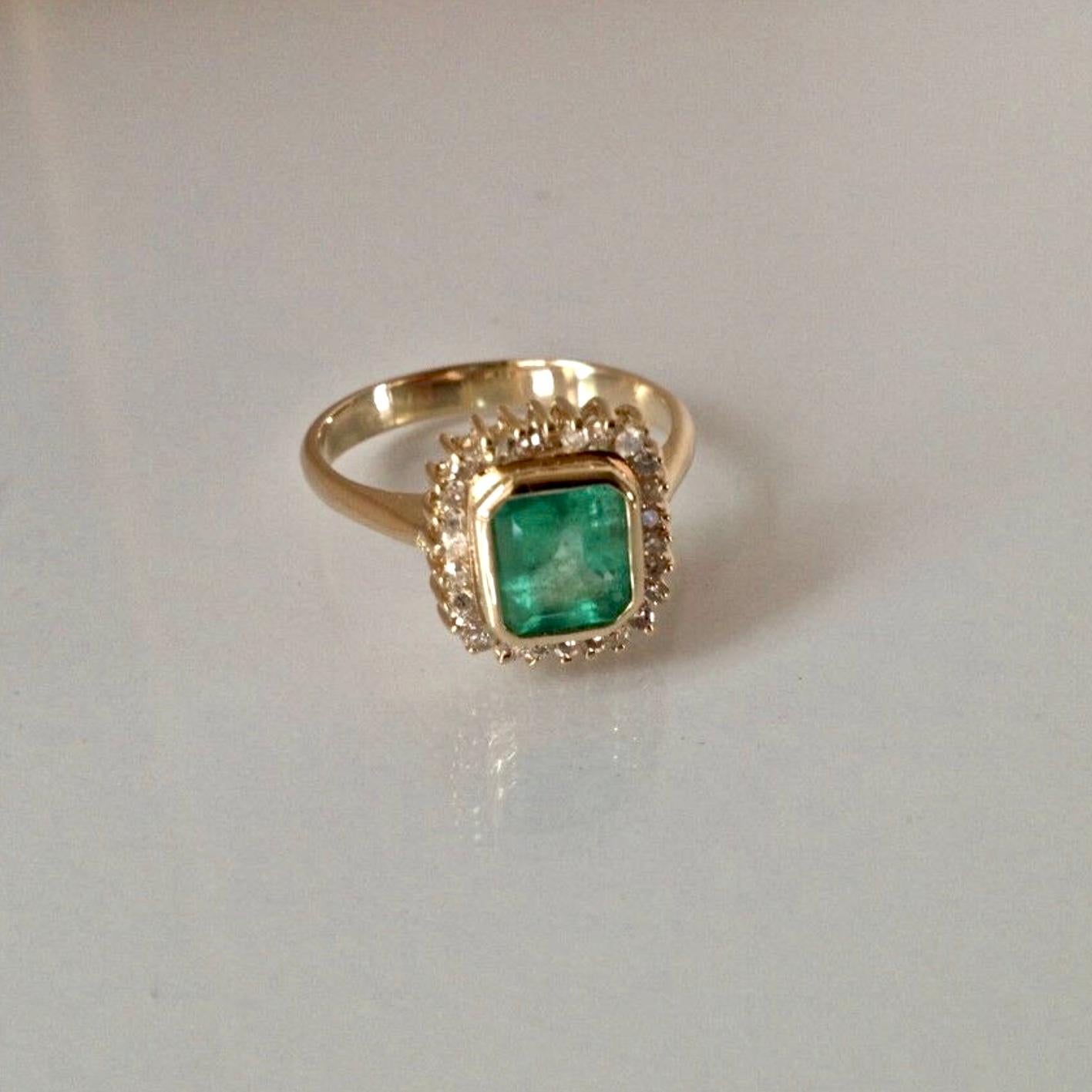 Classic Emerald Diamond Ring 18 Karat Gold For Sale 3