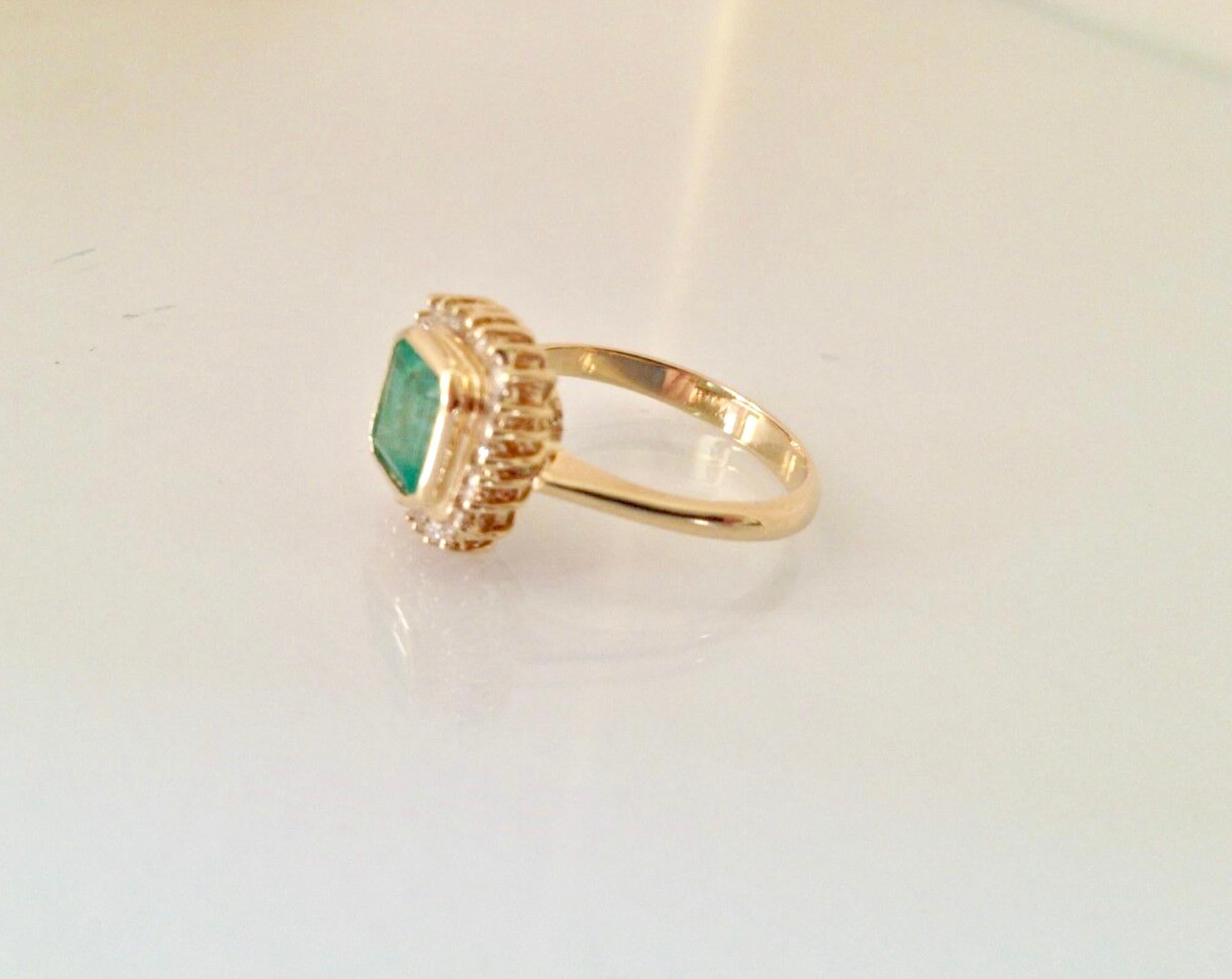 Classic Emerald Diamond Ring 18 Karat Gold For Sale 5