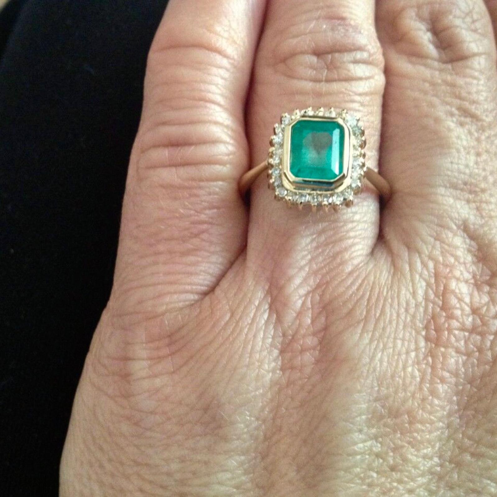 Anello classico con diamante smeraldo in oro 18 carati in vendita 7