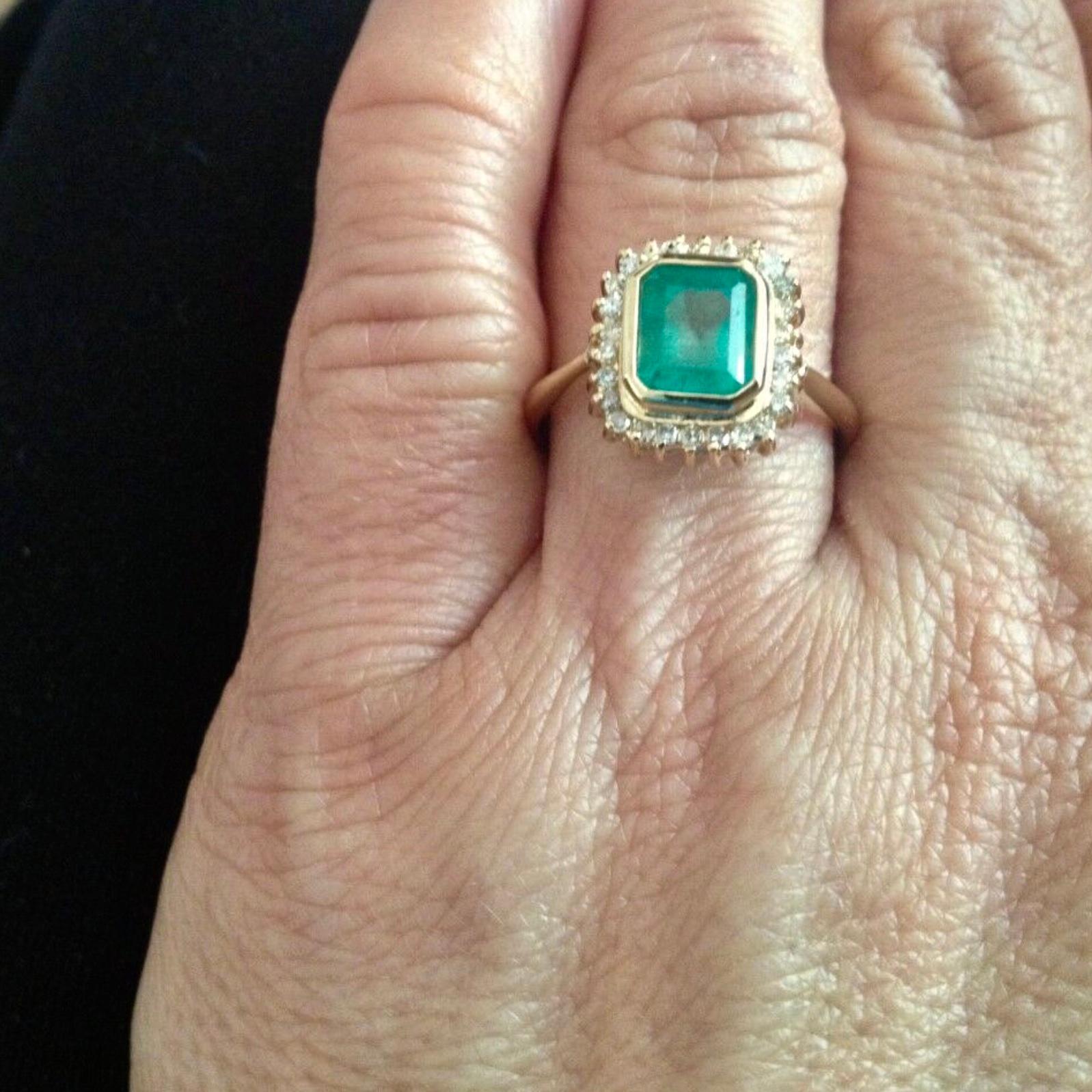 Classic Emerald Diamond Ring 18 Karat Gold For Sale 7