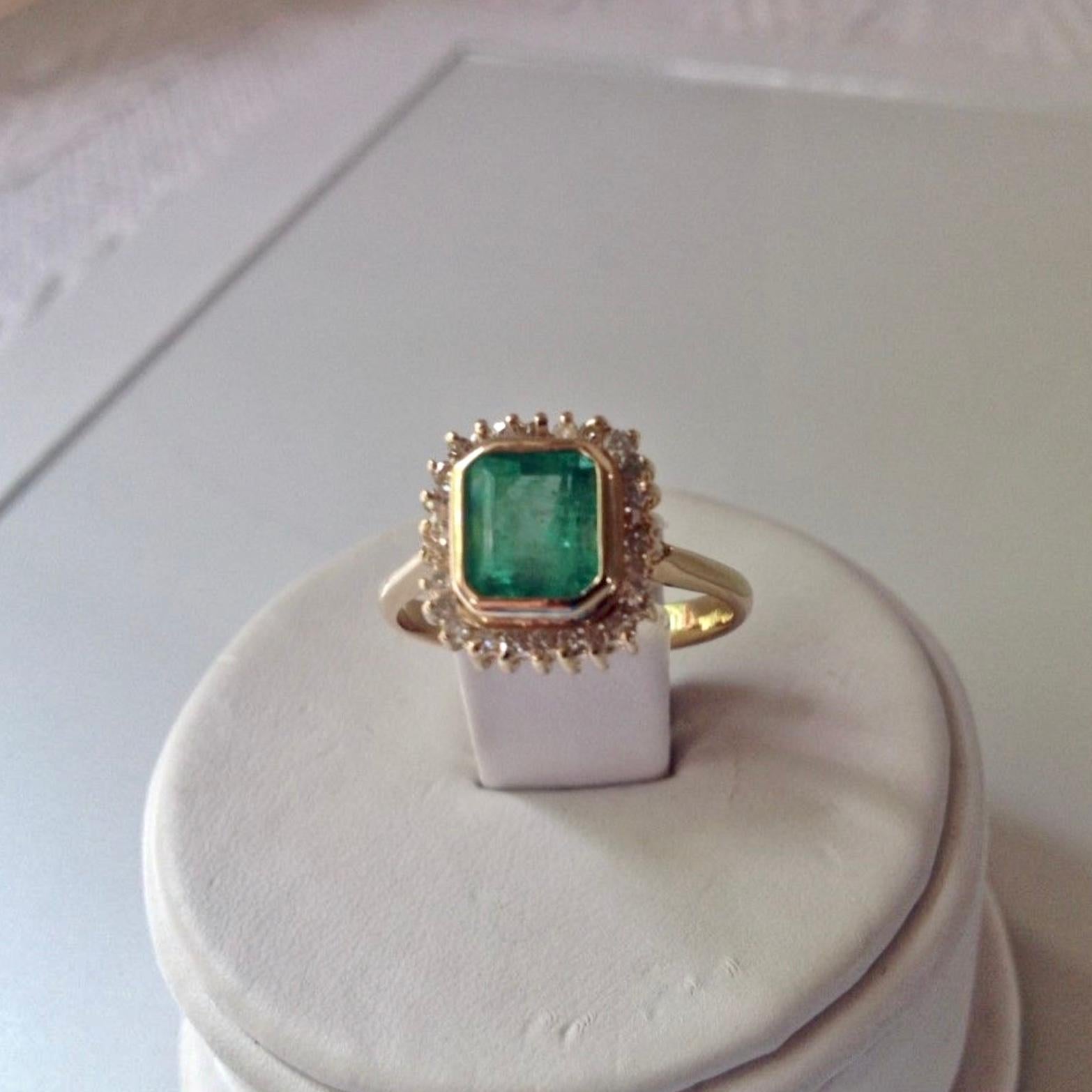Classic Emerald Diamond Ring 18 Karat Gold For Sale 8