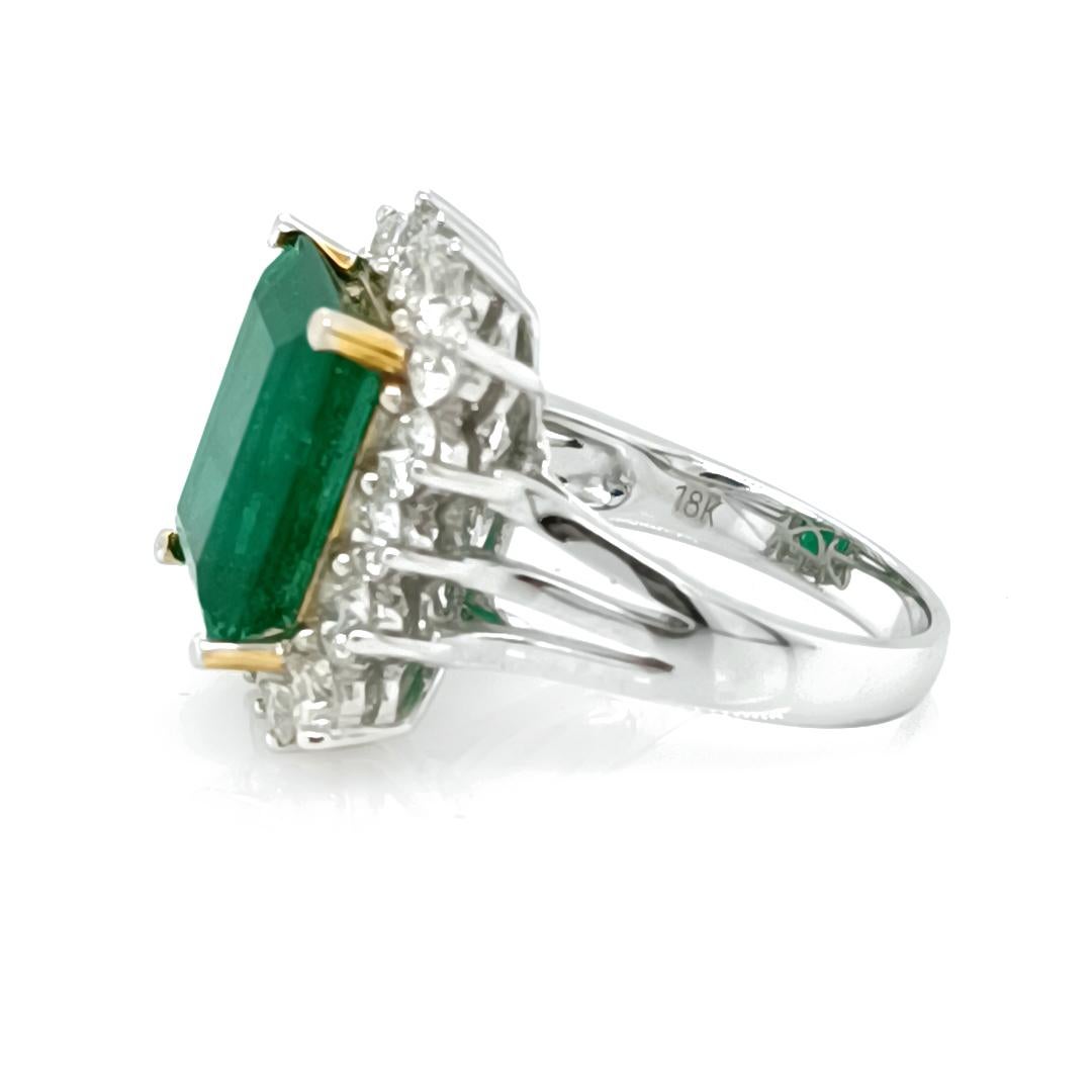 Classic Emerald & Diamond Ring In New Condition For Sale In Watford, GB