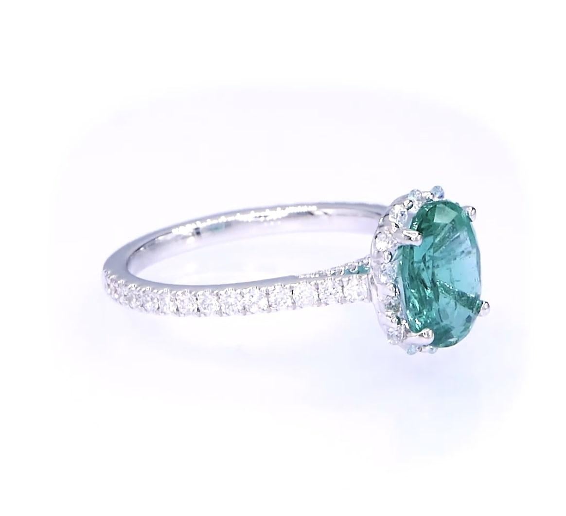 Klassischer Smaragd-Halo-Ring mit Diamanten aus 18 Karat Weißgold (Zeitgenössisch) im Angebot