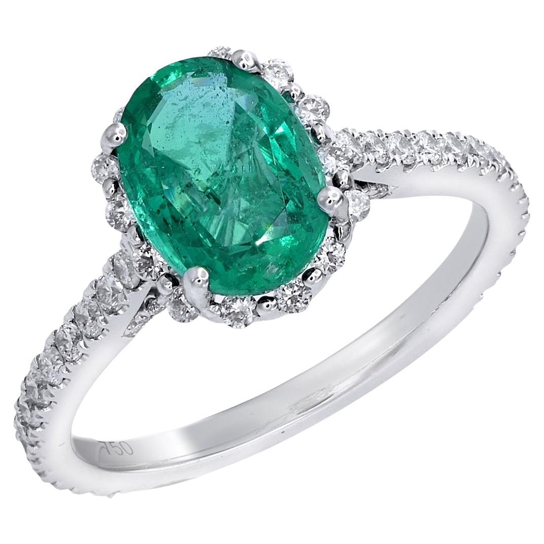 Klassischer Smaragd-Halo-Ring mit Diamanten aus 18 Karat Weißgold im Zustand „Neu“ im Angebot in Bangkok, TH