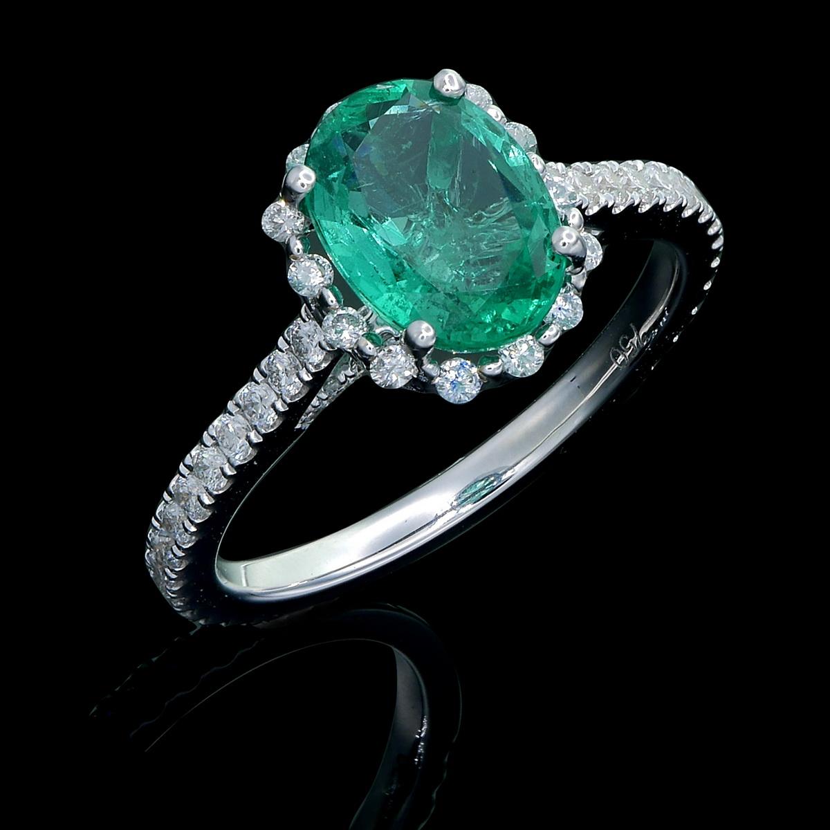 Klassischer Smaragd-Halo-Ring mit Diamanten aus 18 Karat Weißgold Damen im Angebot