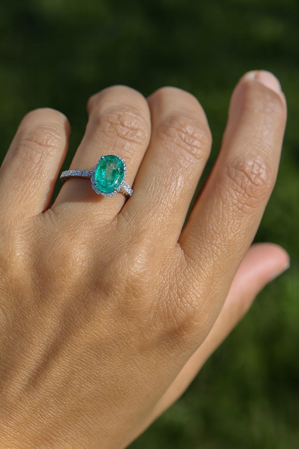 Klassischer Smaragd-Halo-Ring mit Diamanten aus 18 Karat Weißgold im Angebot 1