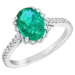 Klassischer Smaragd-Halo-Ring mit Diamanten aus 18 Karat Weißgold