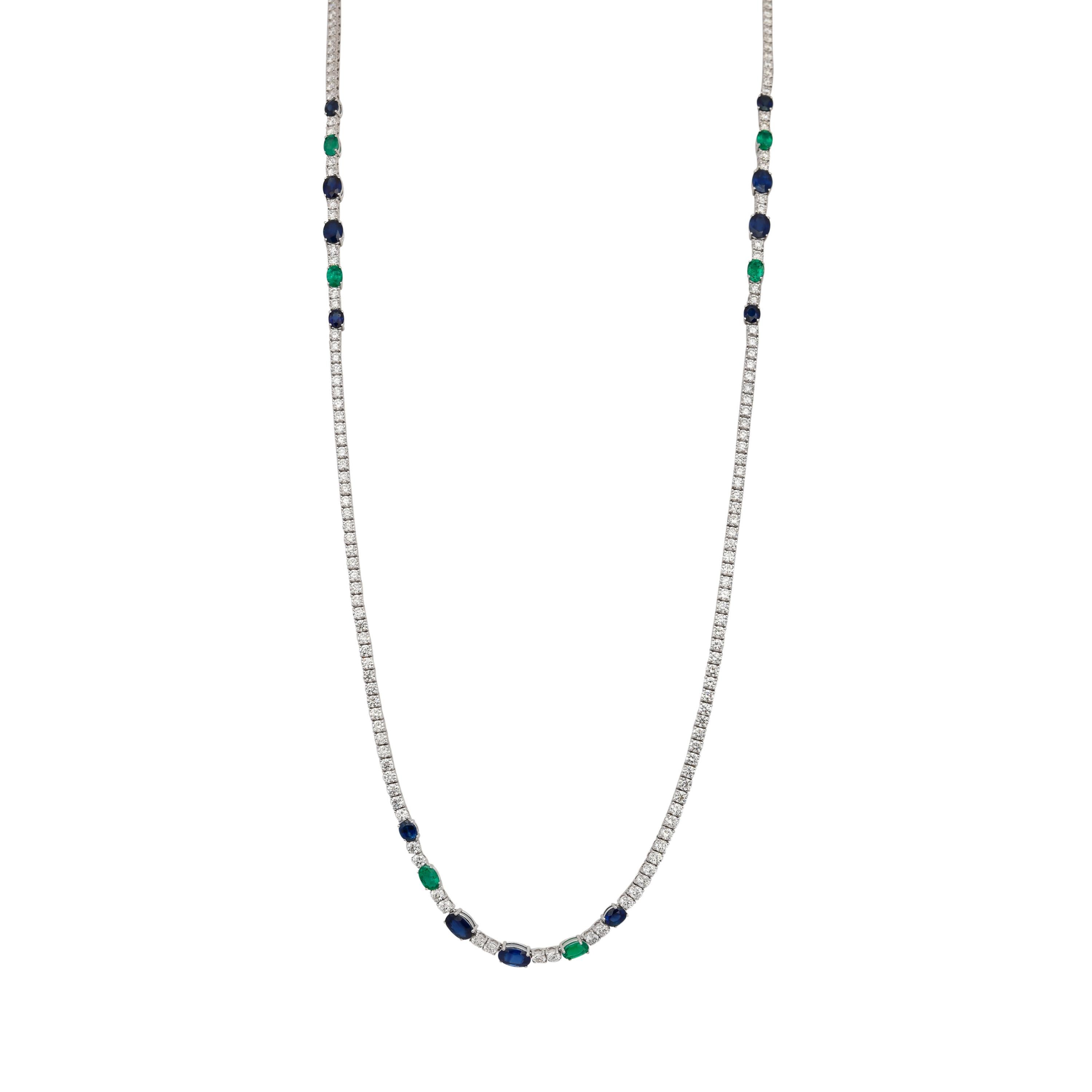 Un long collier classique en diamants avec une touche colorée, avec des accents de saphirs bleus et d'émeraudes. Une pièce intemporelle qui ne se démodera jamais et dont la valeur ne fera qu'augmenter avec le temps. Exclusivement par Sunita Nahata
