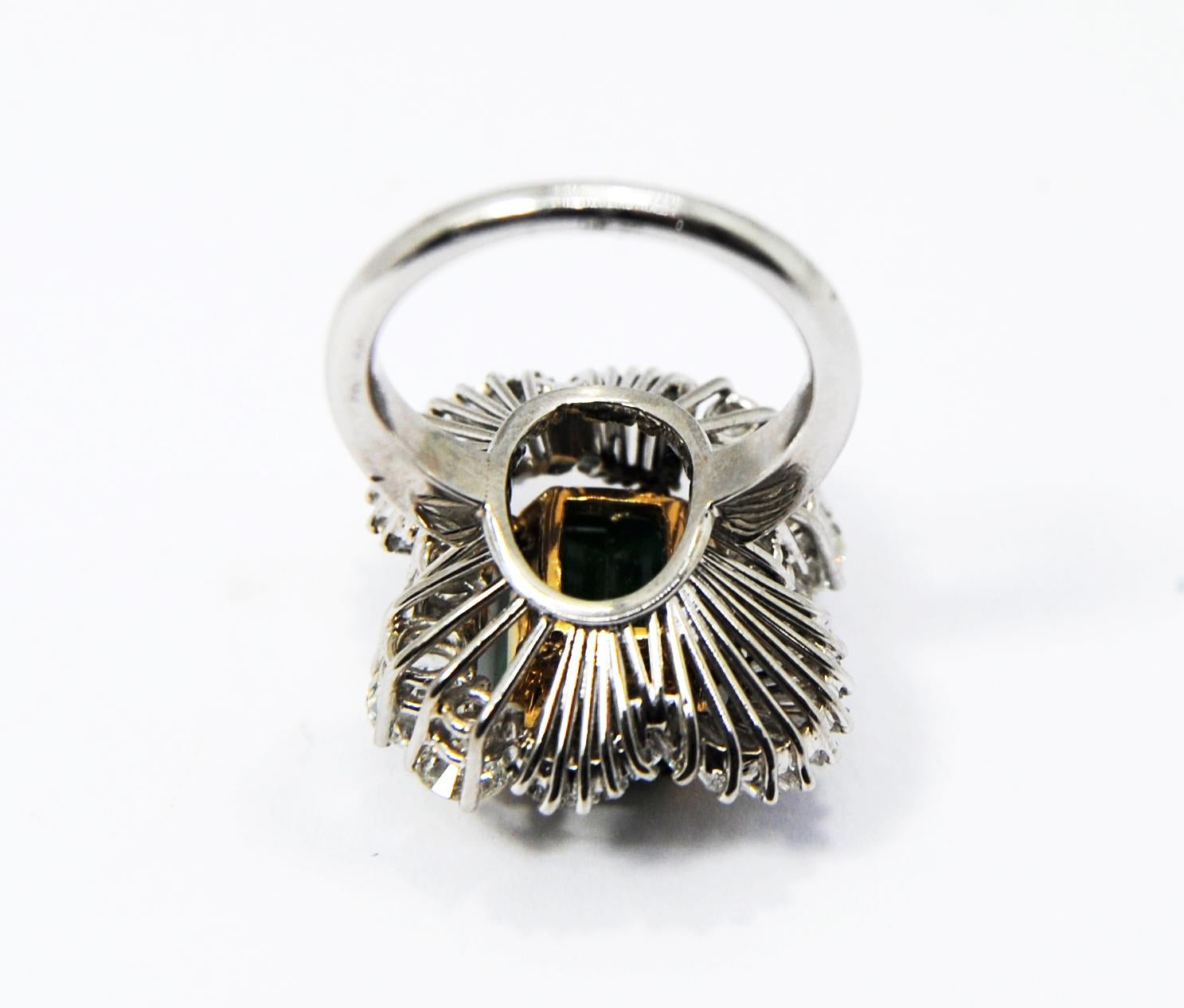 Classic Smaragd Solitär Ring in 18Kt Gold und eine Krone aus Baguetten Diamanten im Zustand „Neu“ im Angebot in Bilbao, ES