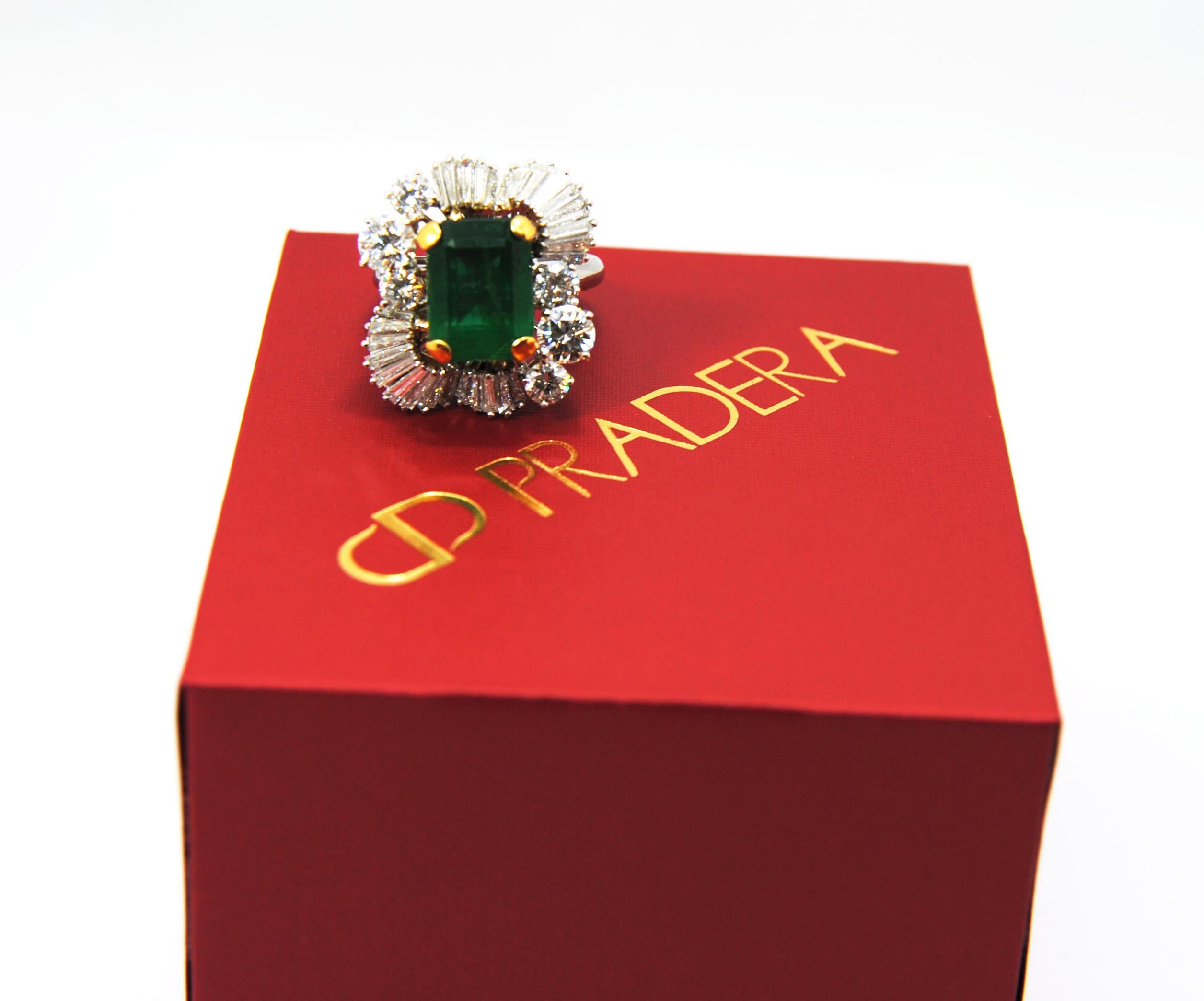 Bague solitaire classique en or 18Kt avec émeraude et couronne de diamants baguettes Unisexe en vente